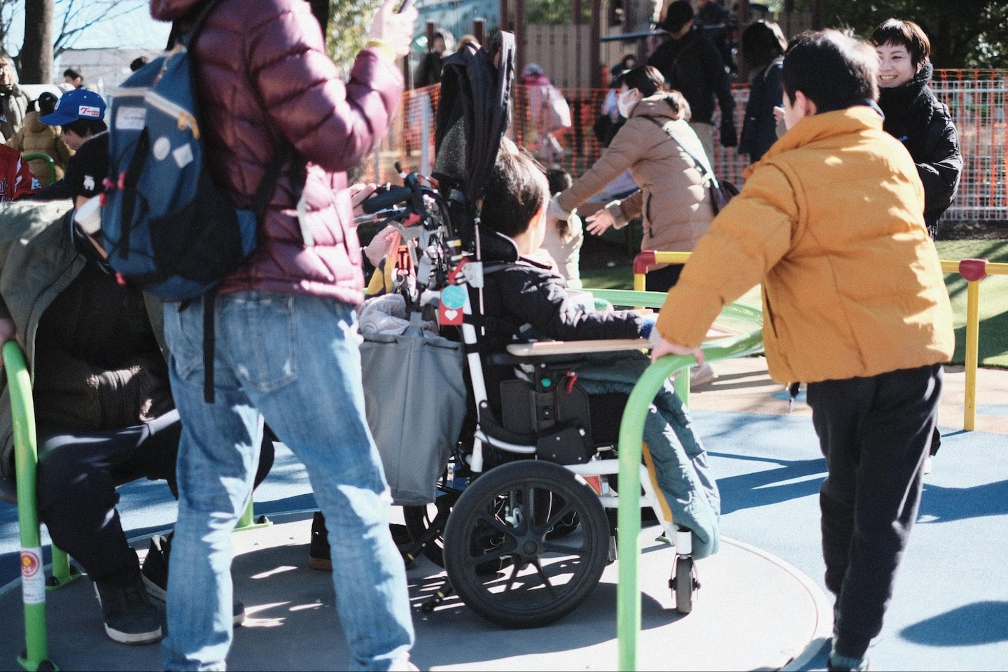 写真。車椅子の人が遊具を体験している様子