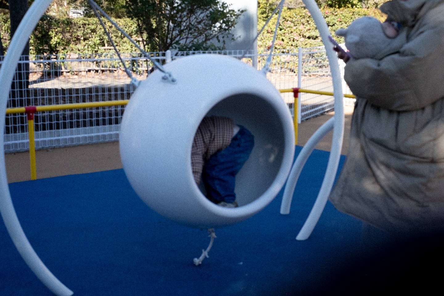 写真。遊具の中に子どもが入って遊んでいる様子