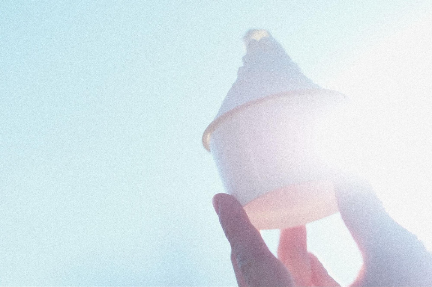 ジェラートを空に掲げた手元の写真