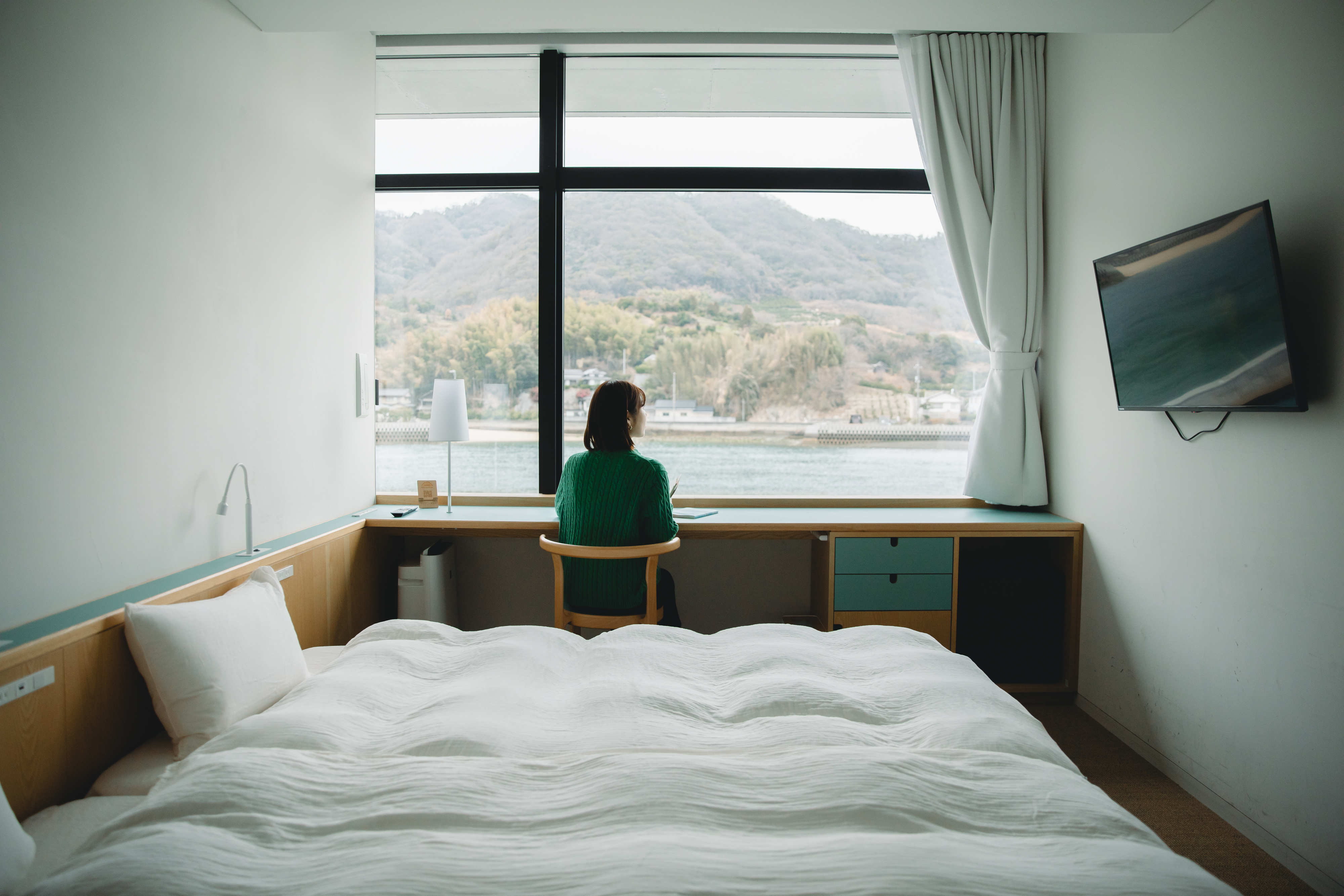 【写真】客室の大きな窓。隣の島がくっきり見える