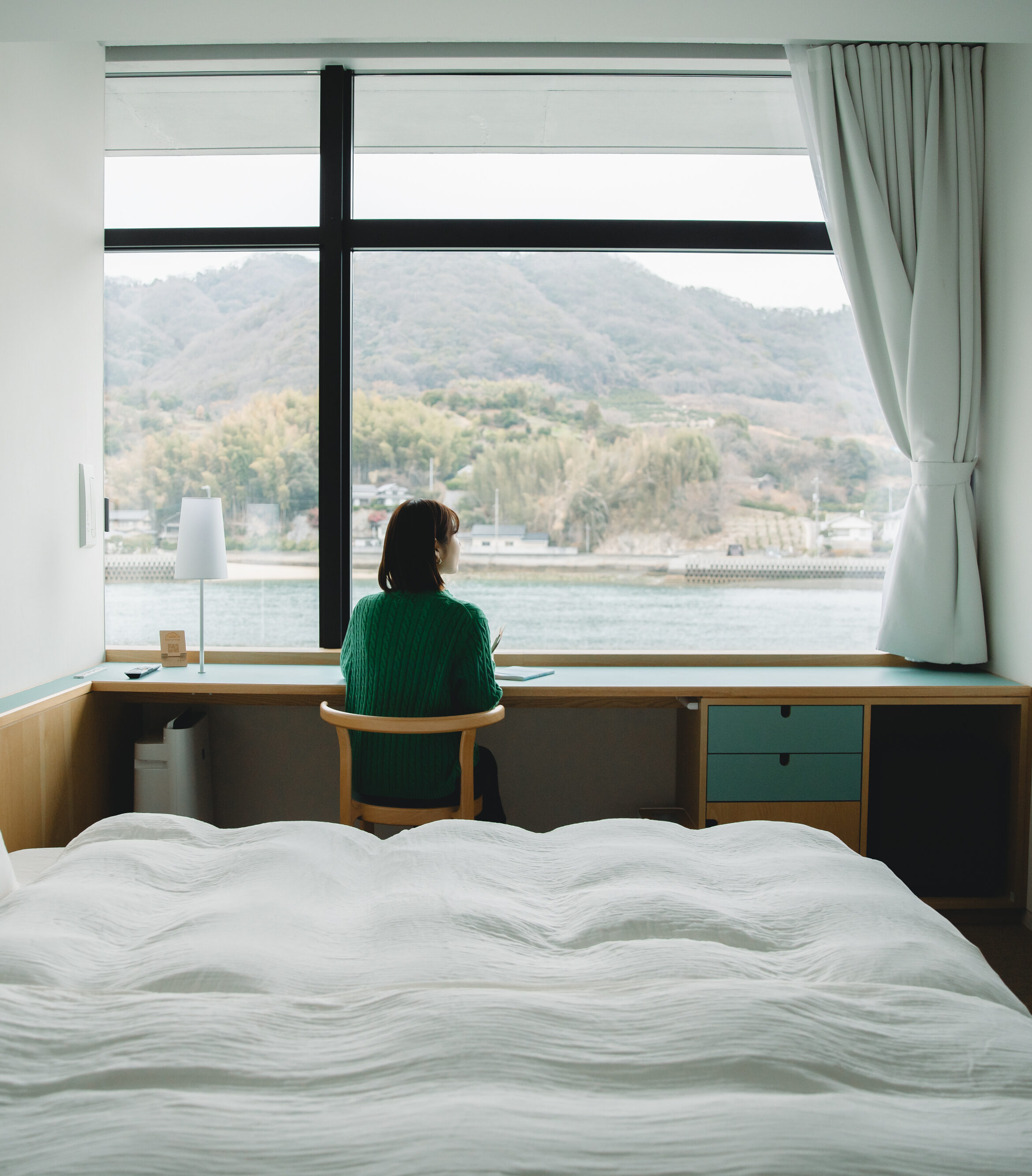 【写真】客室の大きな窓。隣の島がくっきり見える
