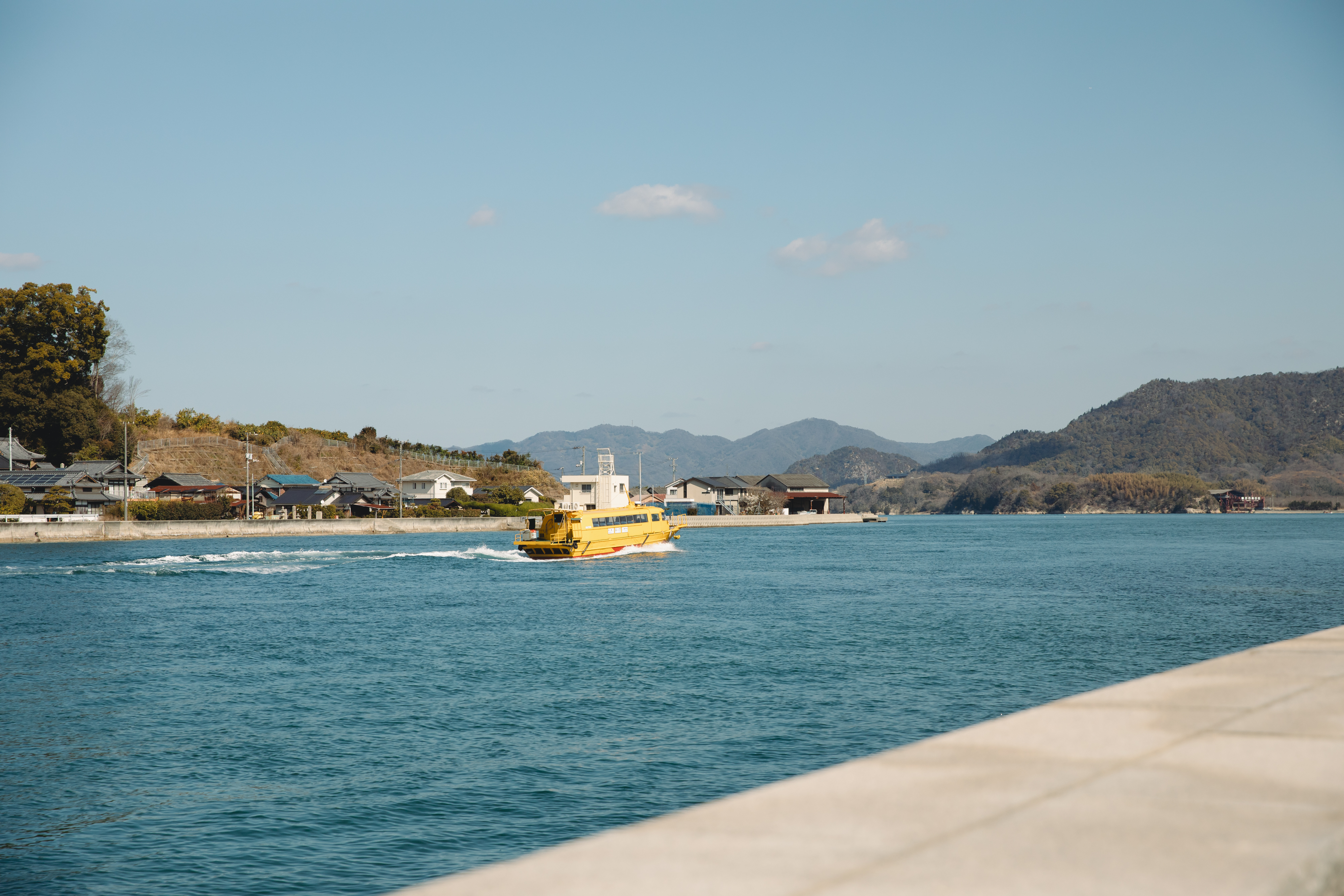 【写真】海上を走るフェリー