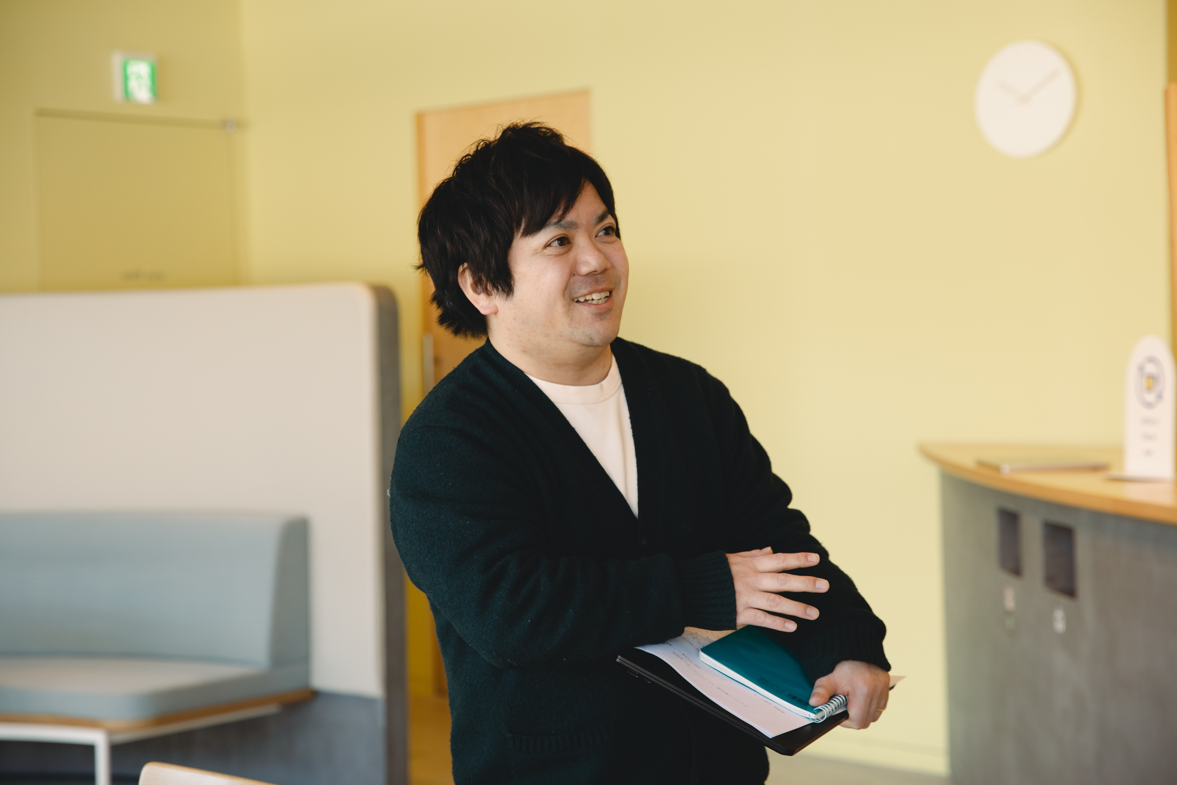 【写真】施設内を案内しているつぼしまさん