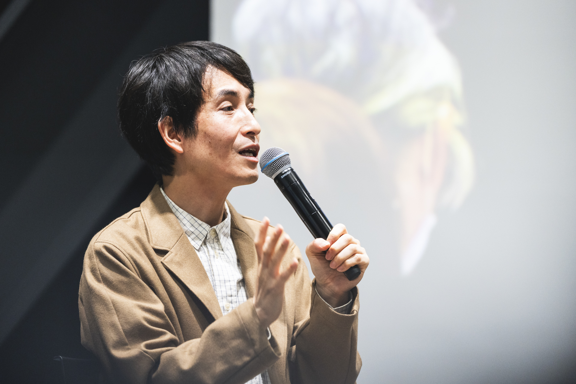 【写真】マイクをもちしゃべりやべさん
