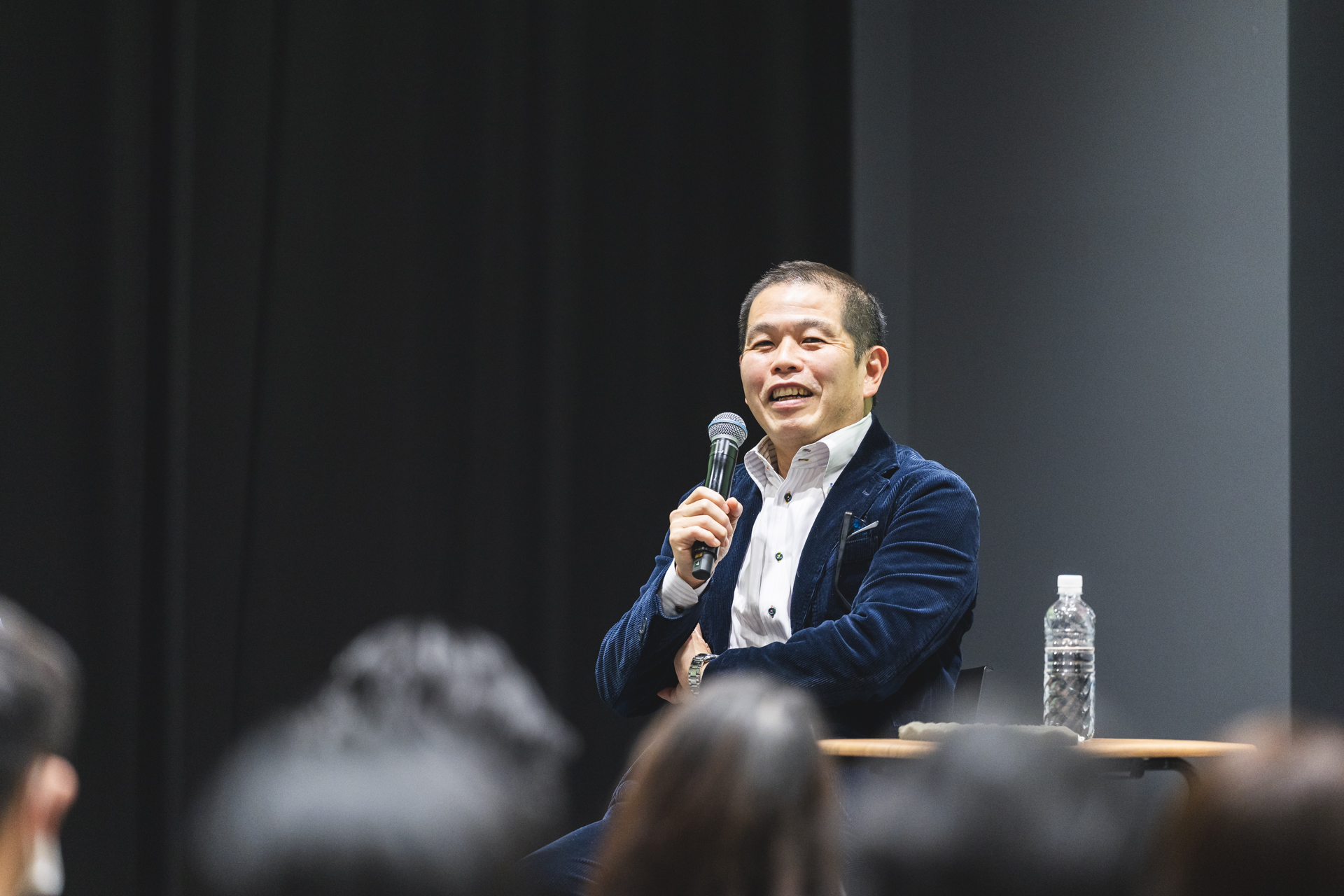 【写真】マイクをもち語るたけばたさん