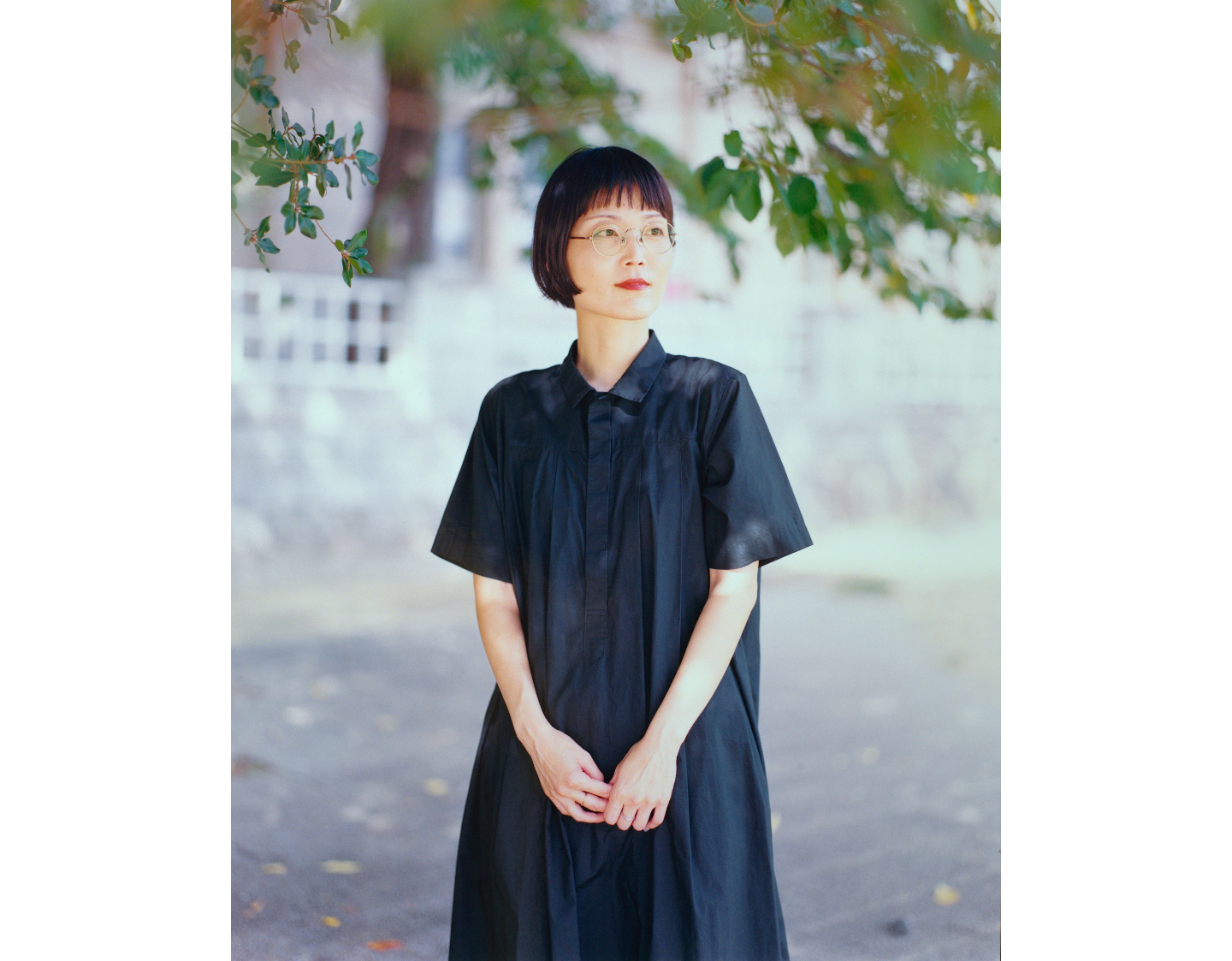 【写真】木の下にたたずむ土門さん