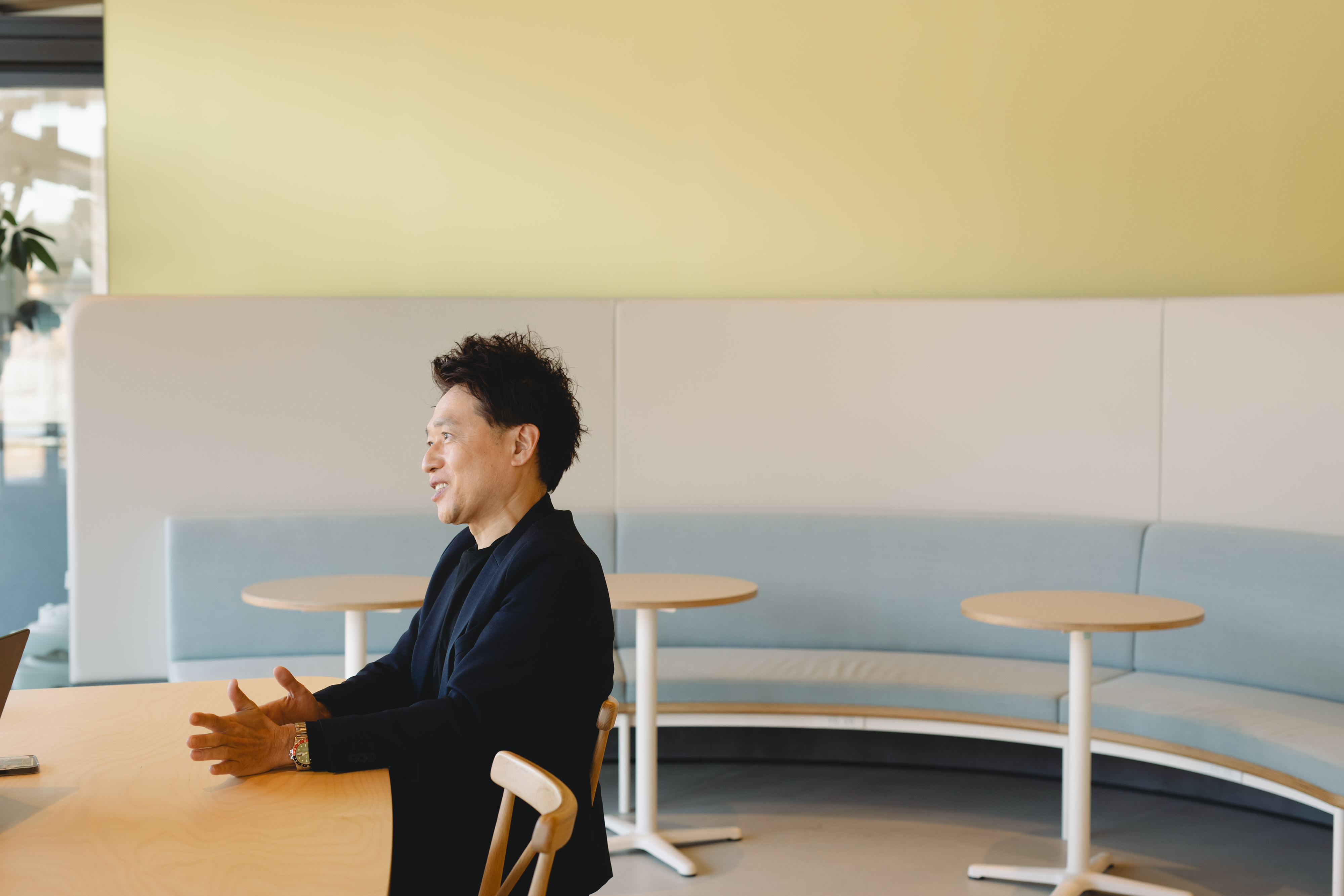 【写真】インタビューの答えるやまなかさん