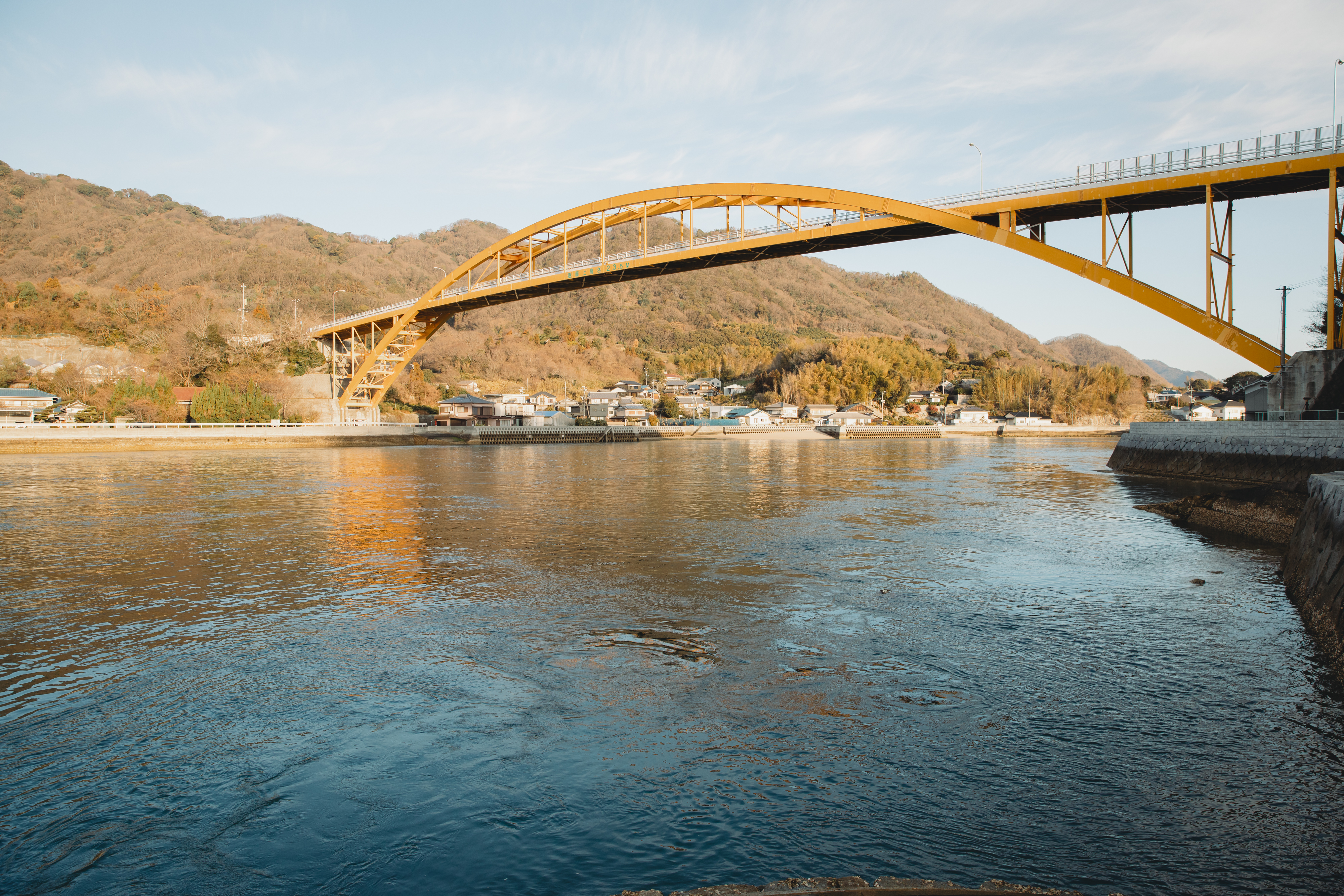 【写真】ボナプールの近くにある黄色いはし