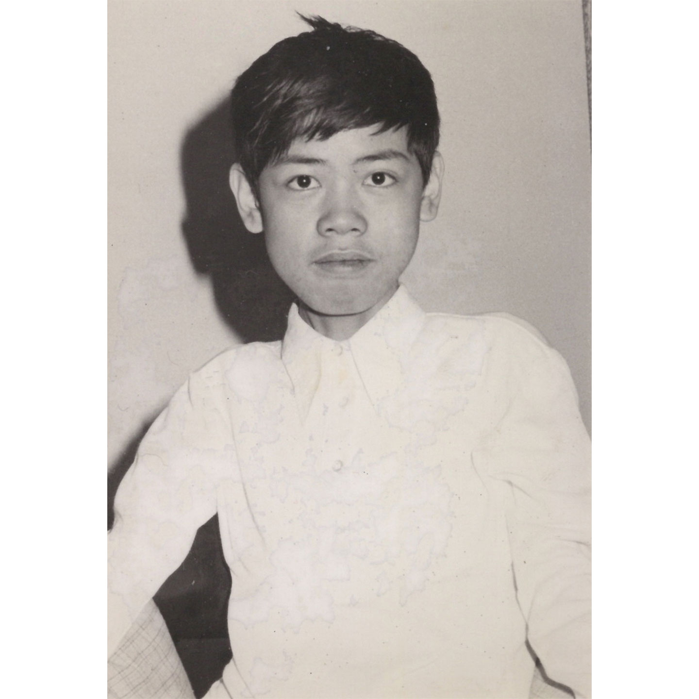 真正面を向いた少年の写真