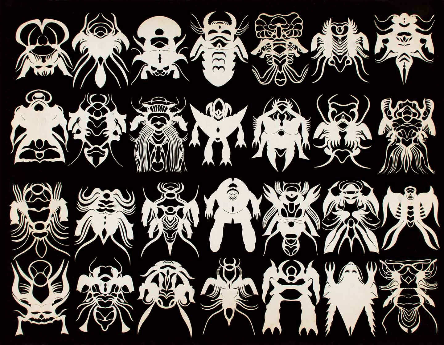 額装作品の写真。はさみと紙だけでつくったとは思えない、極めて繊細な切り絵作品28作品が並んでいる