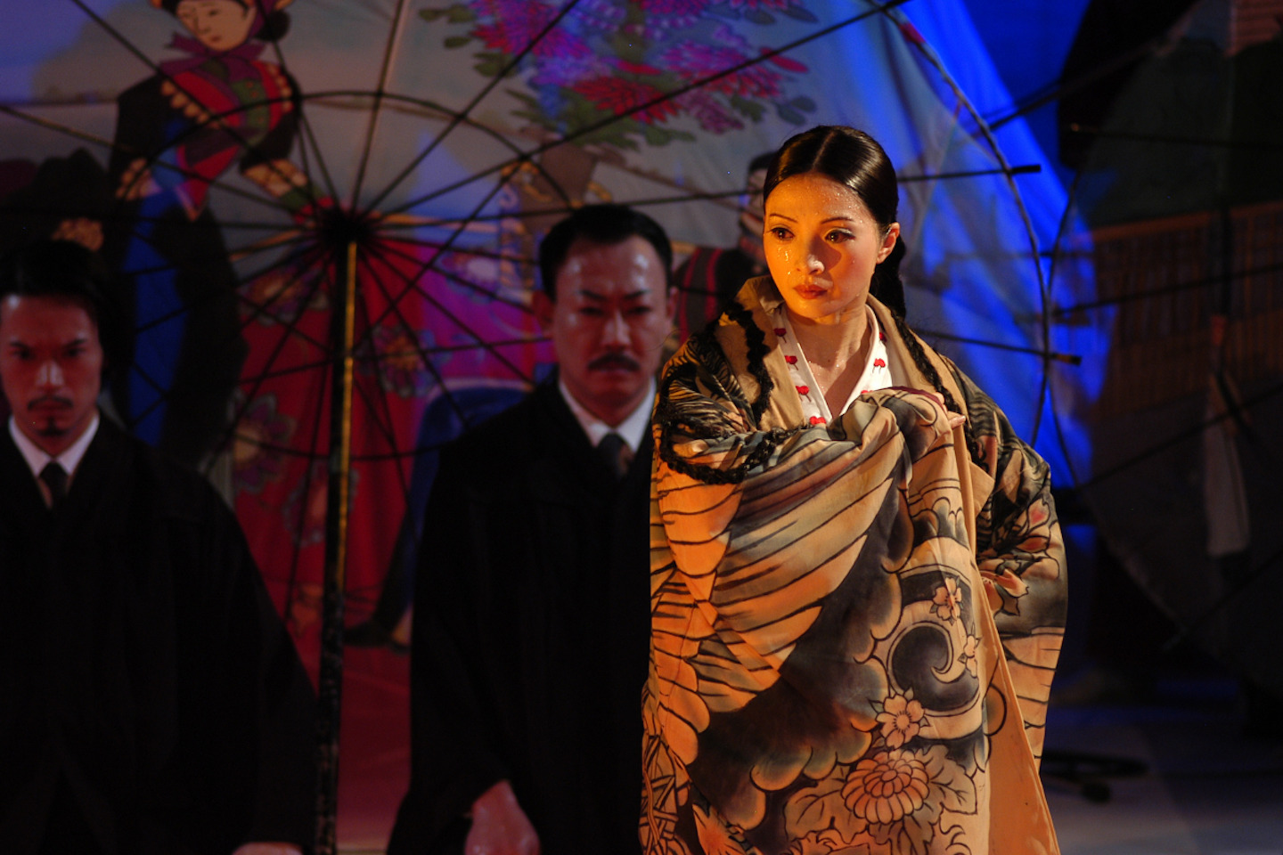 着物を着た女性が涙を流してたたずんでいる様子