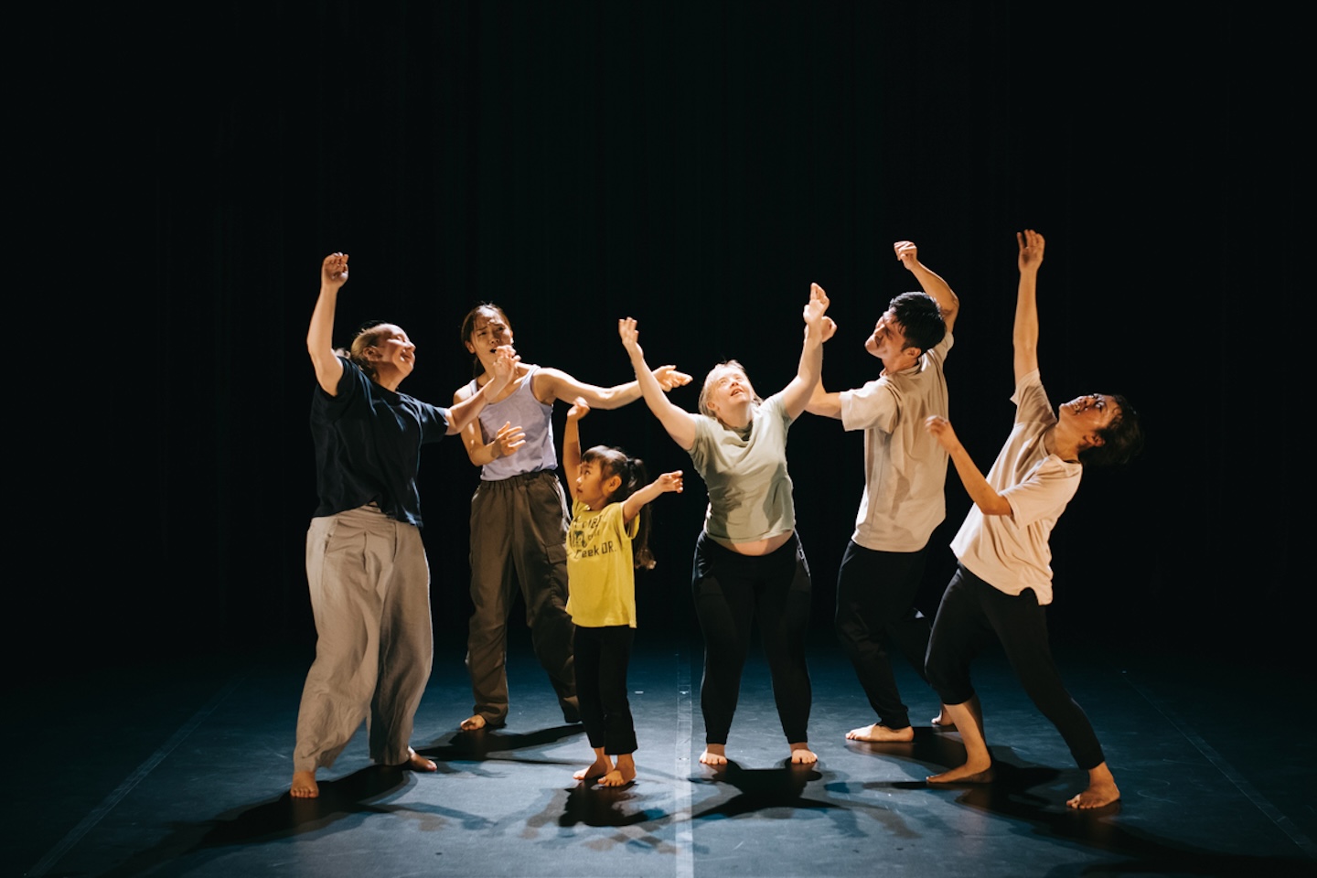 子どもを含むダンサーたちが真ん中に集まり、思い思いに踊っている