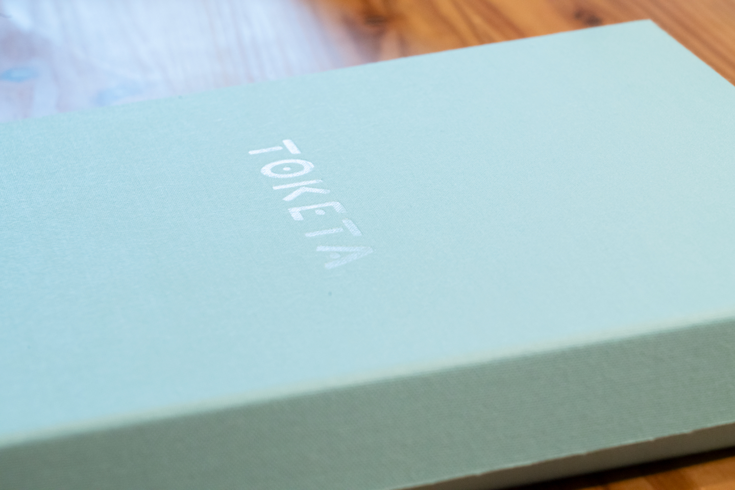 【写真】淡い水色の箱に「TOKETA」とロゴが白字で印字されている