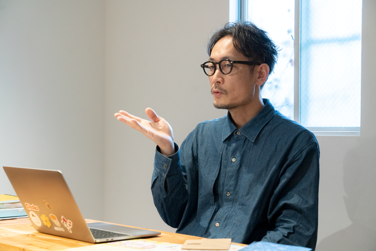 【写真】前を向いて真剣な表情で話す田北さん