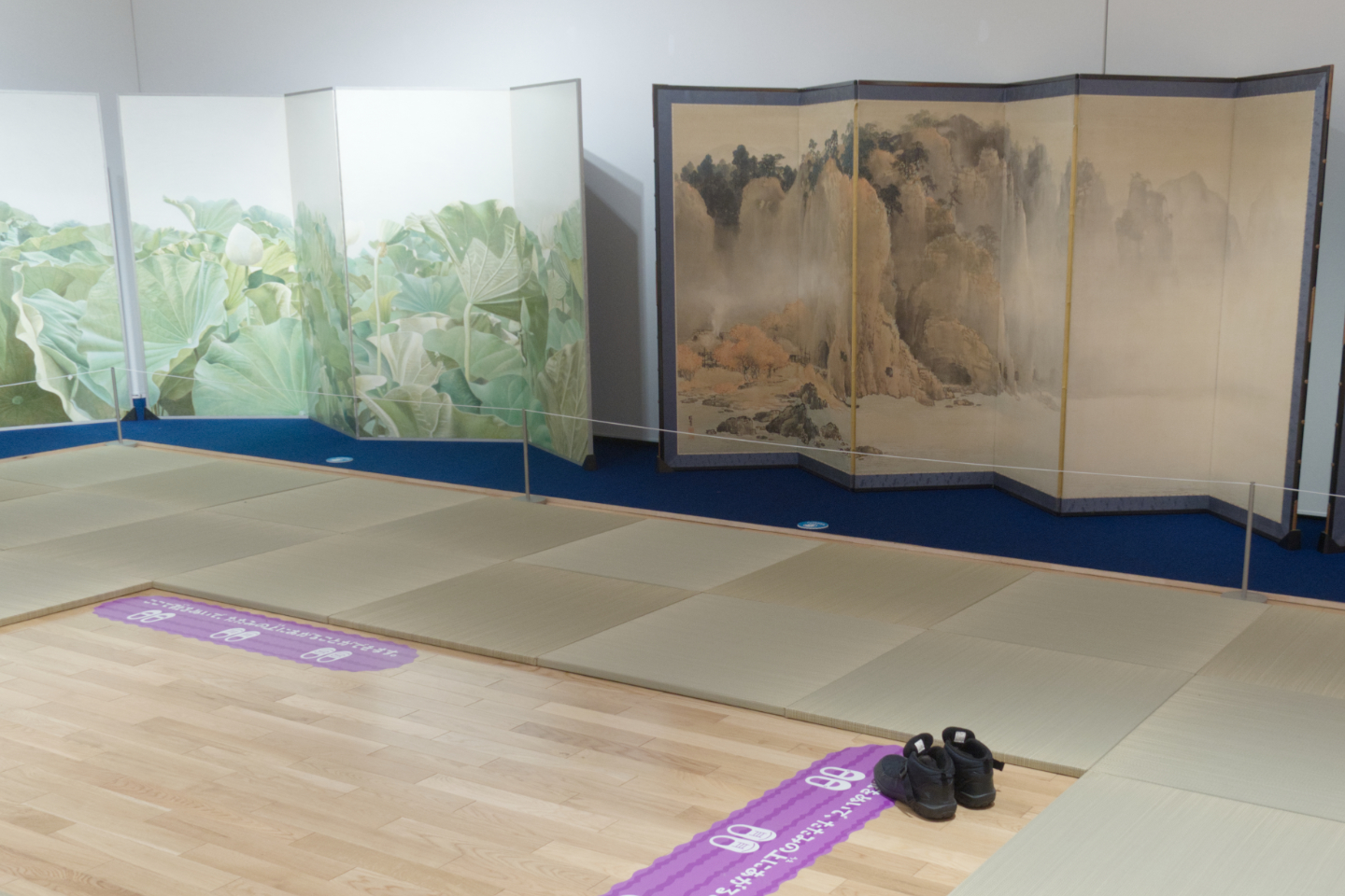 【写真】大きな屏風の手前にある畳のそばに、脱ぎ捨てられた履き物