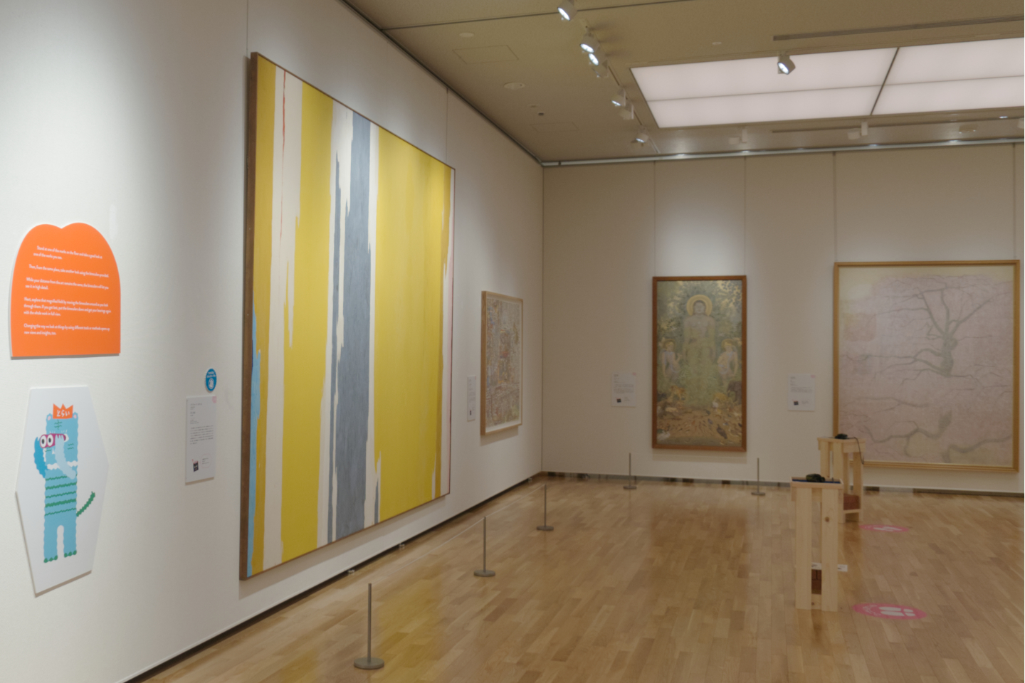 【写真】天井まで届きそうな大きな作品の前、少し離れて台がある