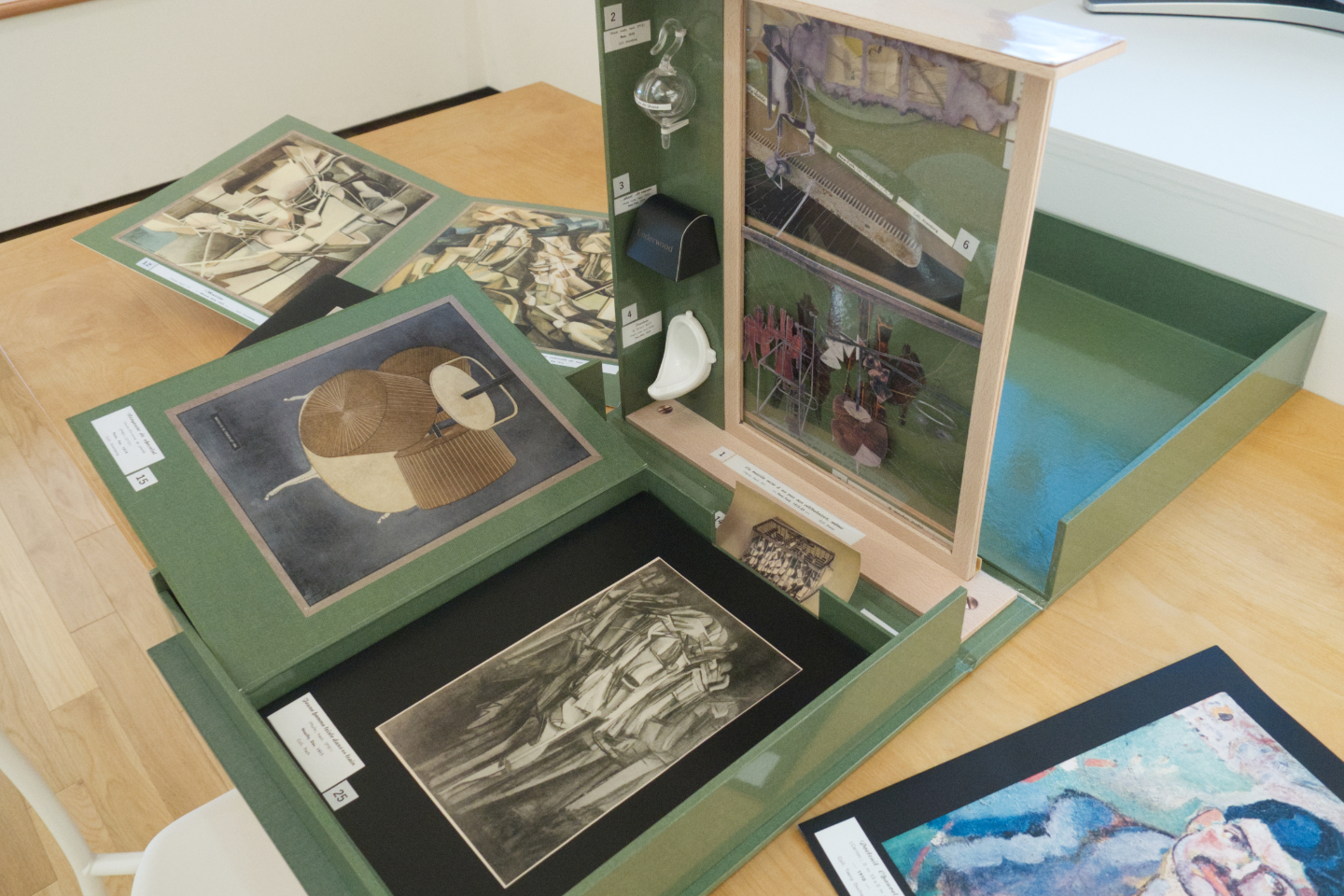 【写真】いろんなオブジェやイラストが詰まったトランク