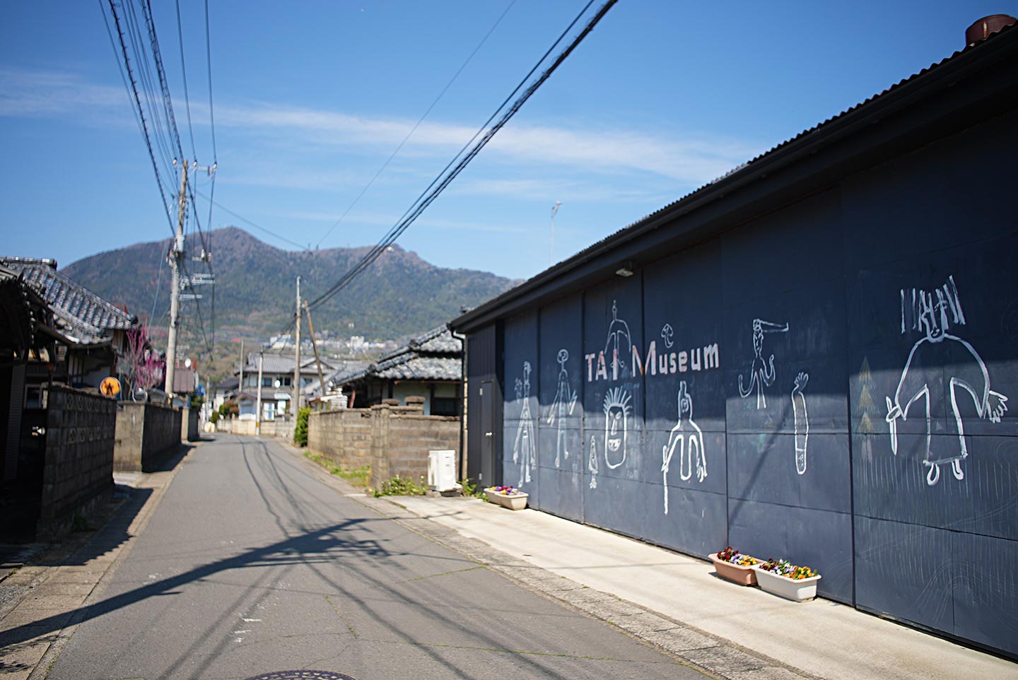 つくば市神郡のまち並みと、〈田井ミュージアム〉の外観写真。