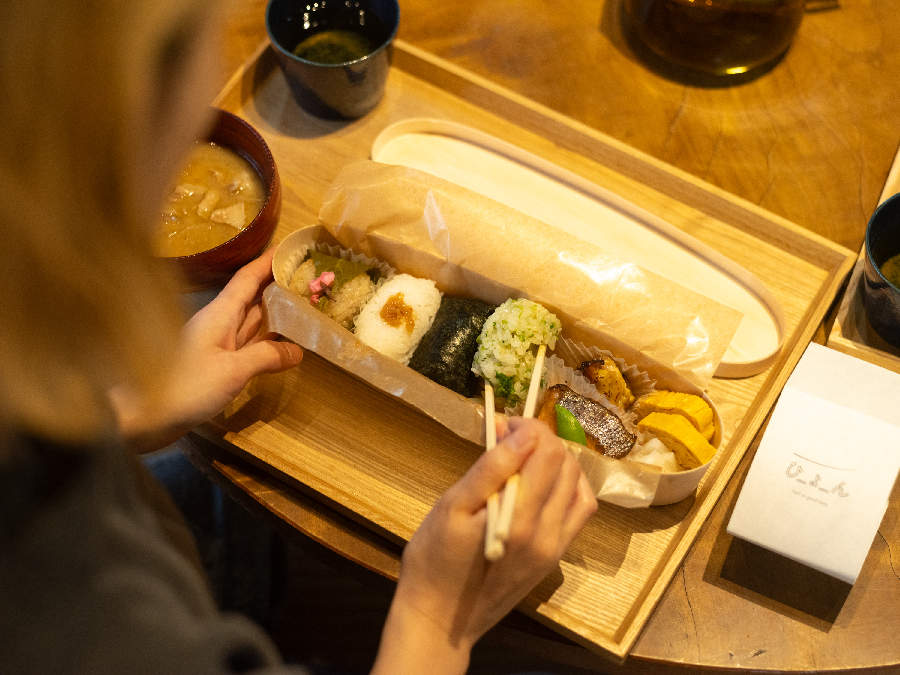 【写真】わっぱ弁当。おにぎりや具材がぎっしり詰まっている