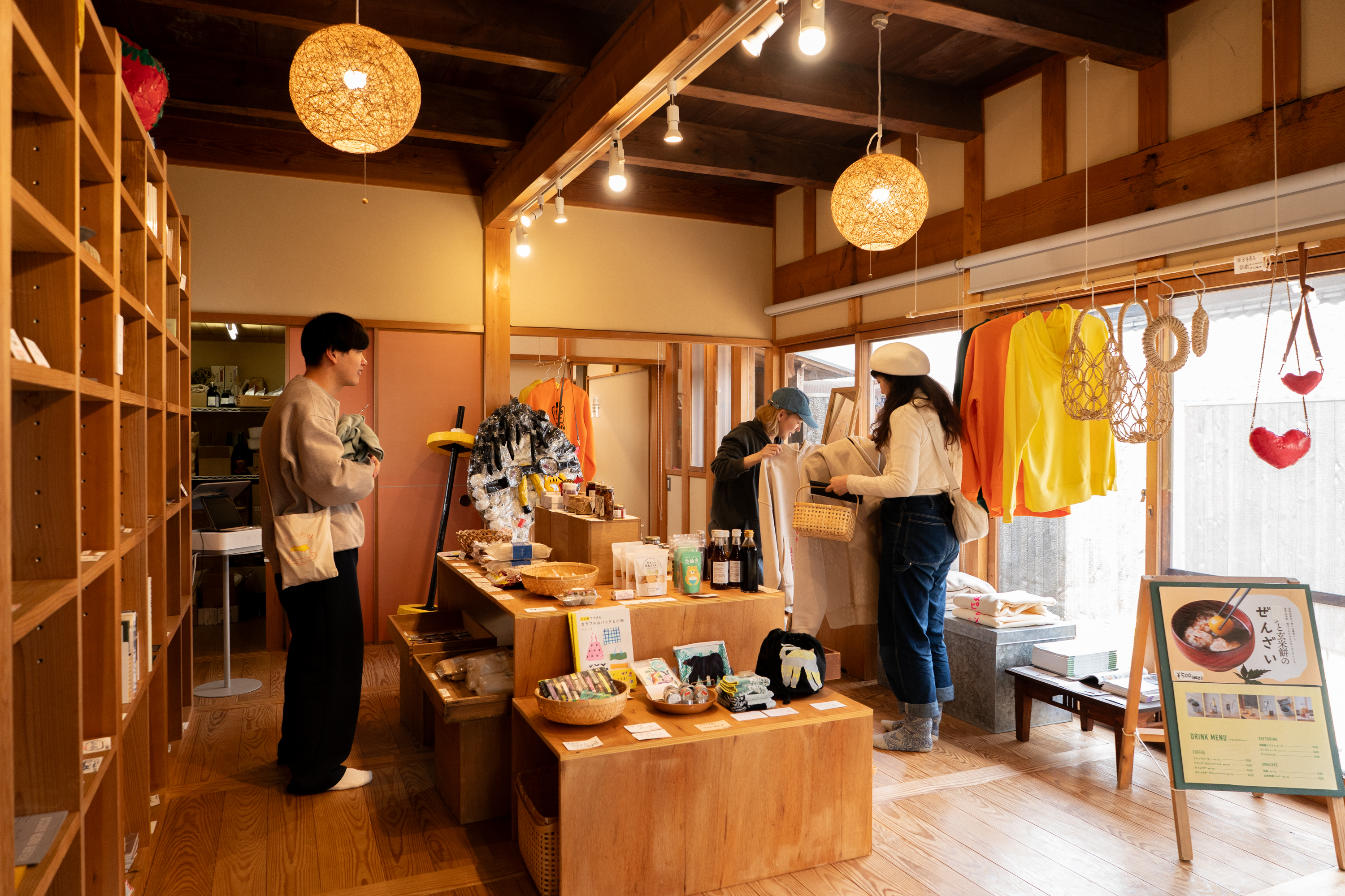【写真】セレクトショップの内観、左と中央には棚、右には大きい窓がある