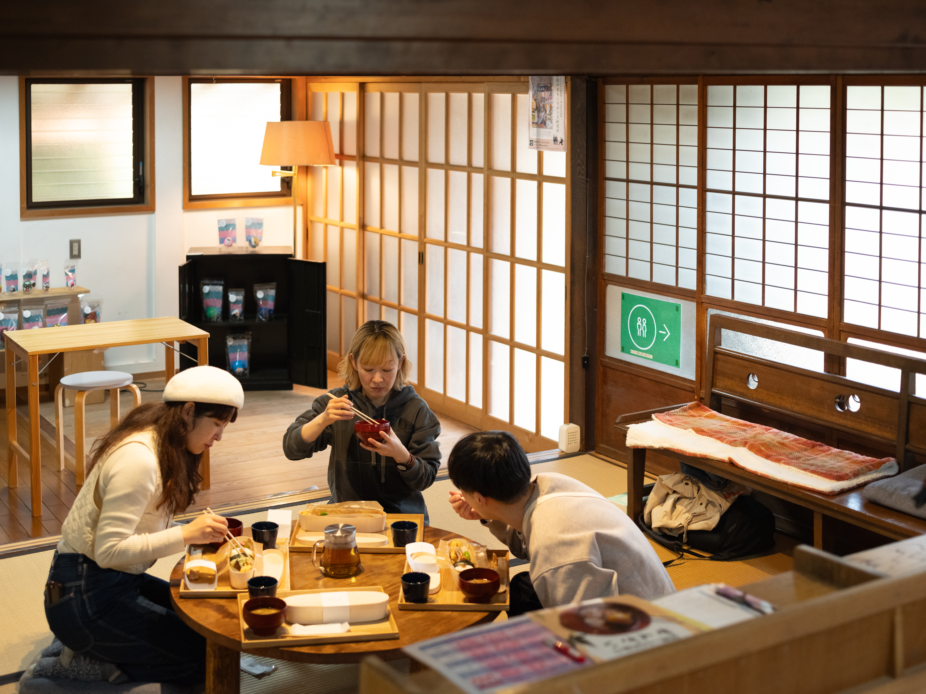 【写真】座敷の上に円卓が置かれている