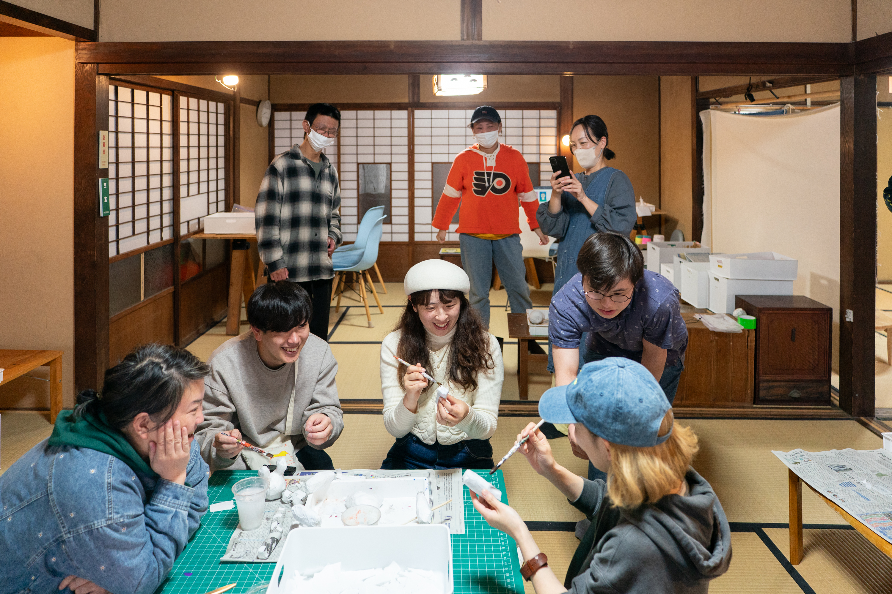 【写真】写真中央で取材チームがはりこ体験をしている