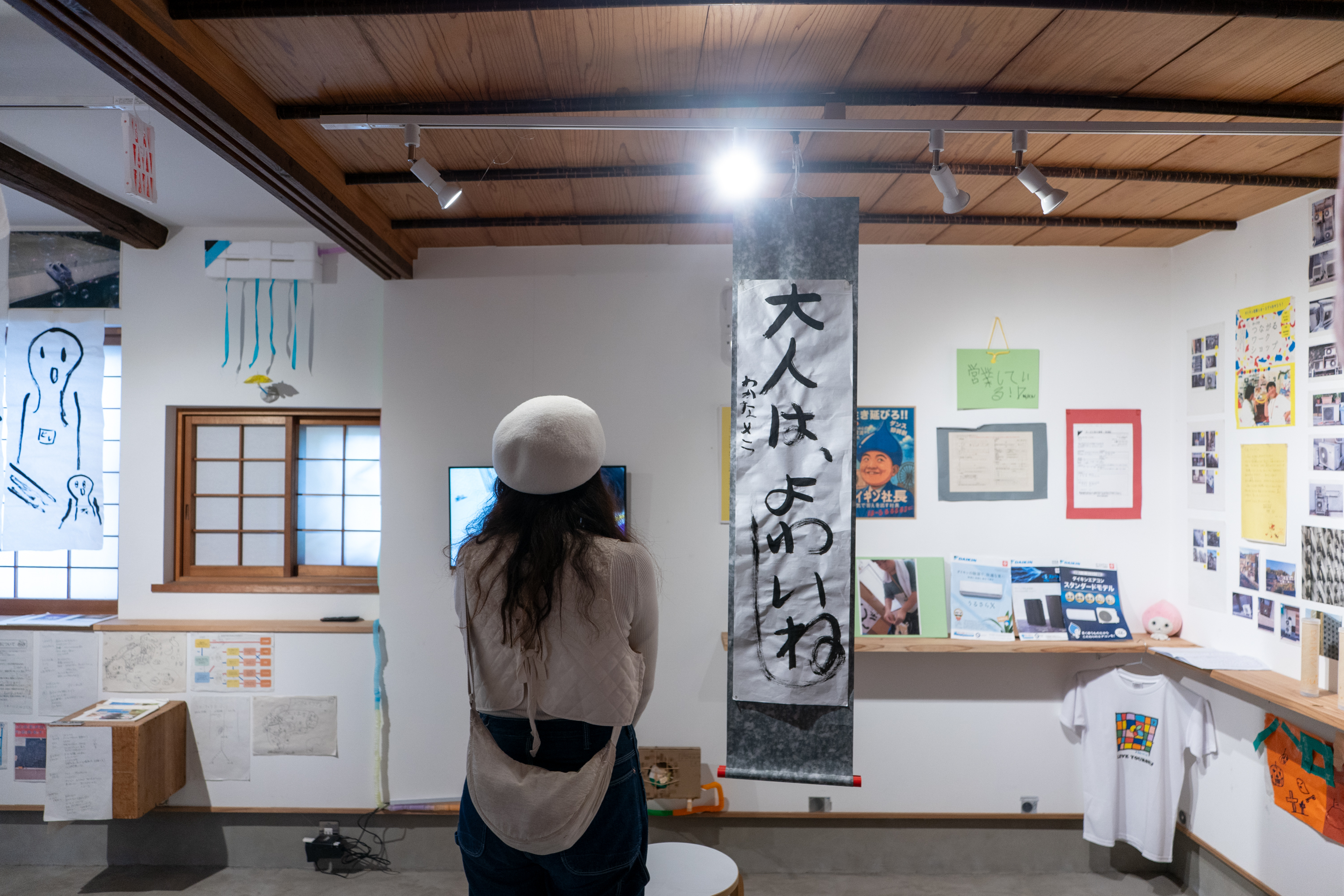 【写真】展示空間の中央に、おとなはよわいよねと書かれた掛け軸がかかっている