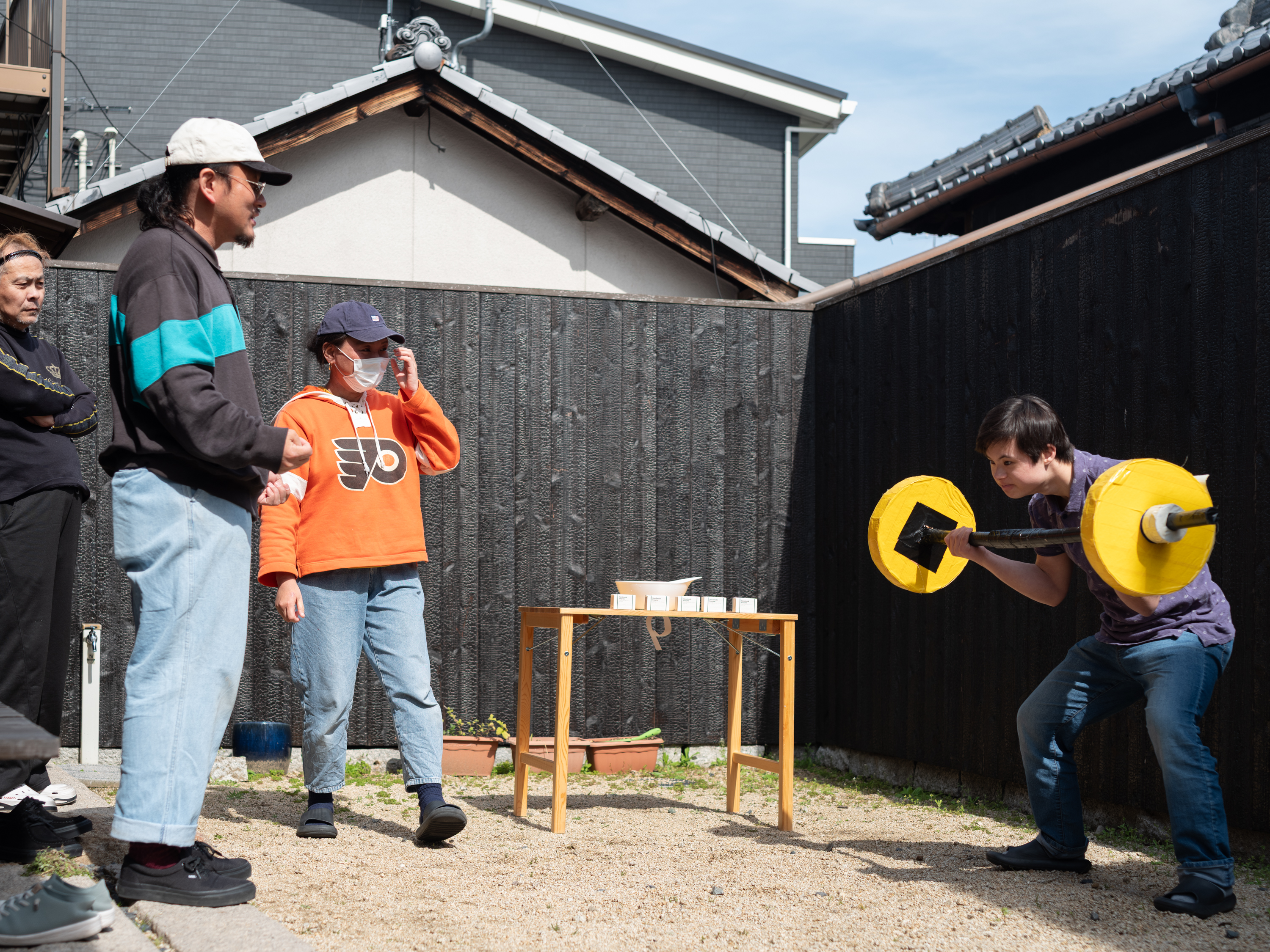 【写真】ひょんきちさんがウエイトリフティングの動作をしている