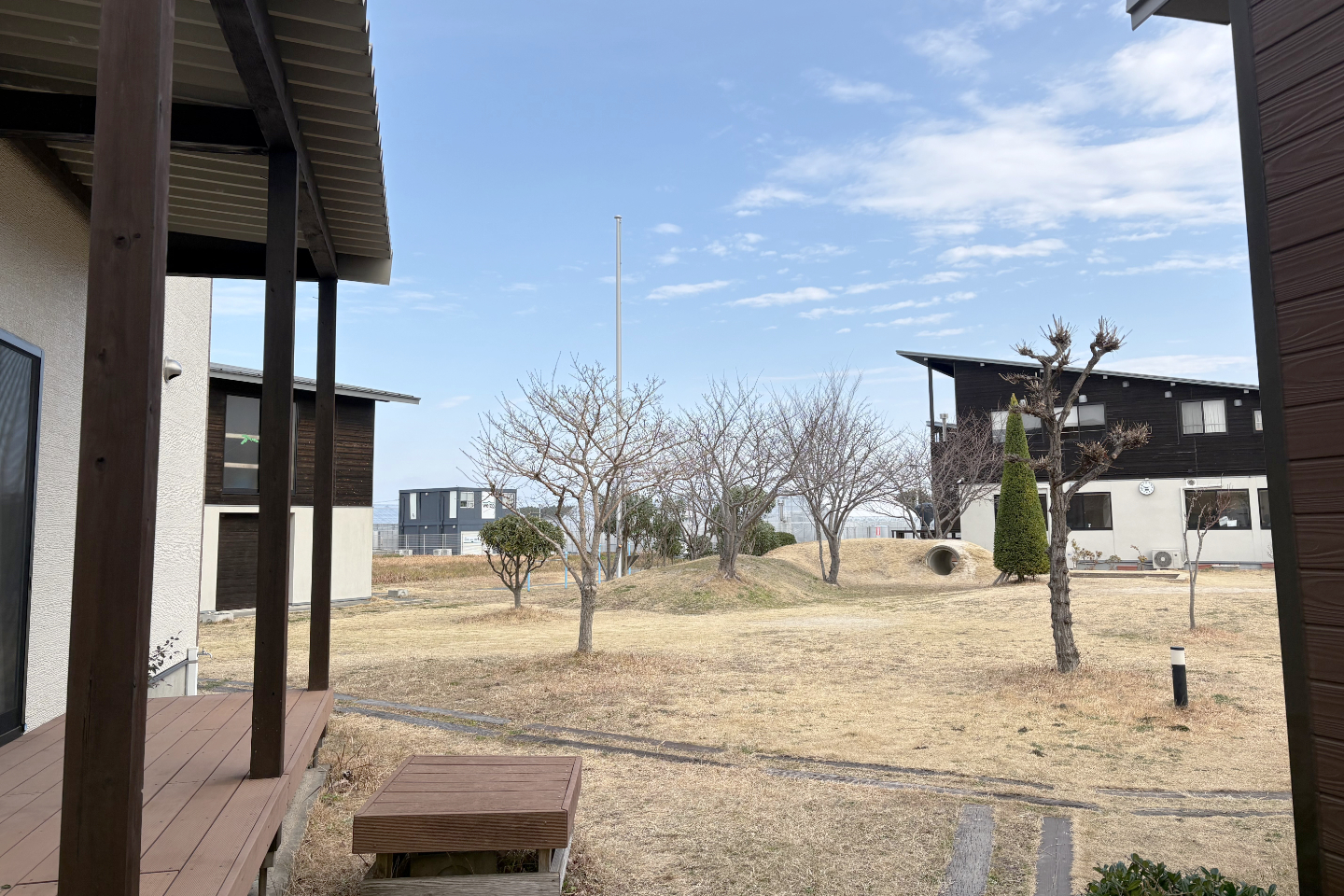 【写真】いくつかの建物に囲まれた広いスペース