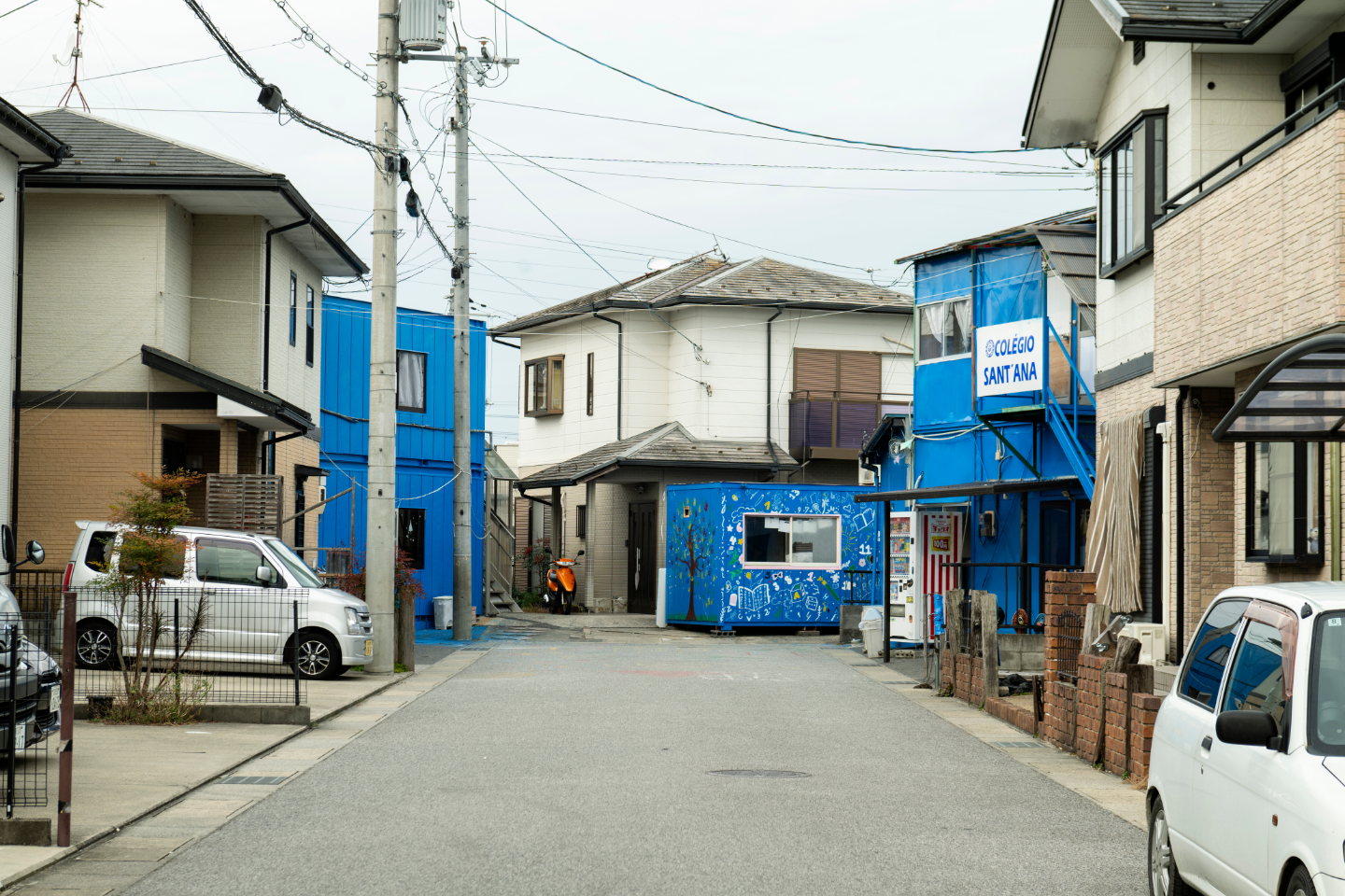 【写真】いくつもの建物があるなかで、右の1軒に「COLEGIO SANT’ANA」の看板