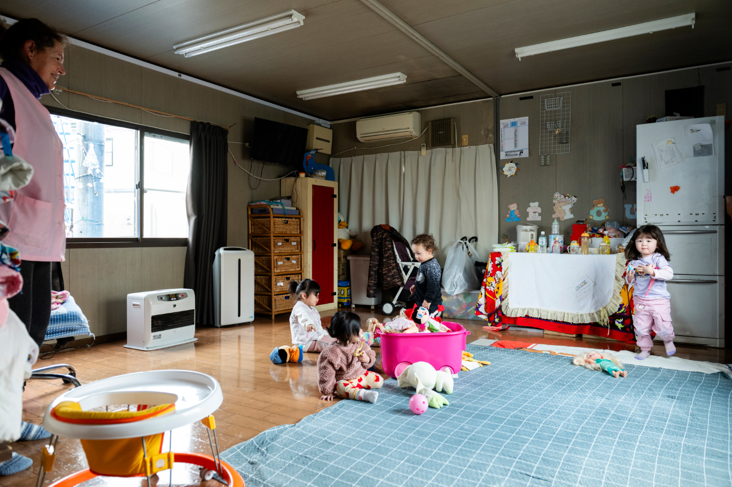 【写真】床にはマットやぬいぐるみが広がっている保育室