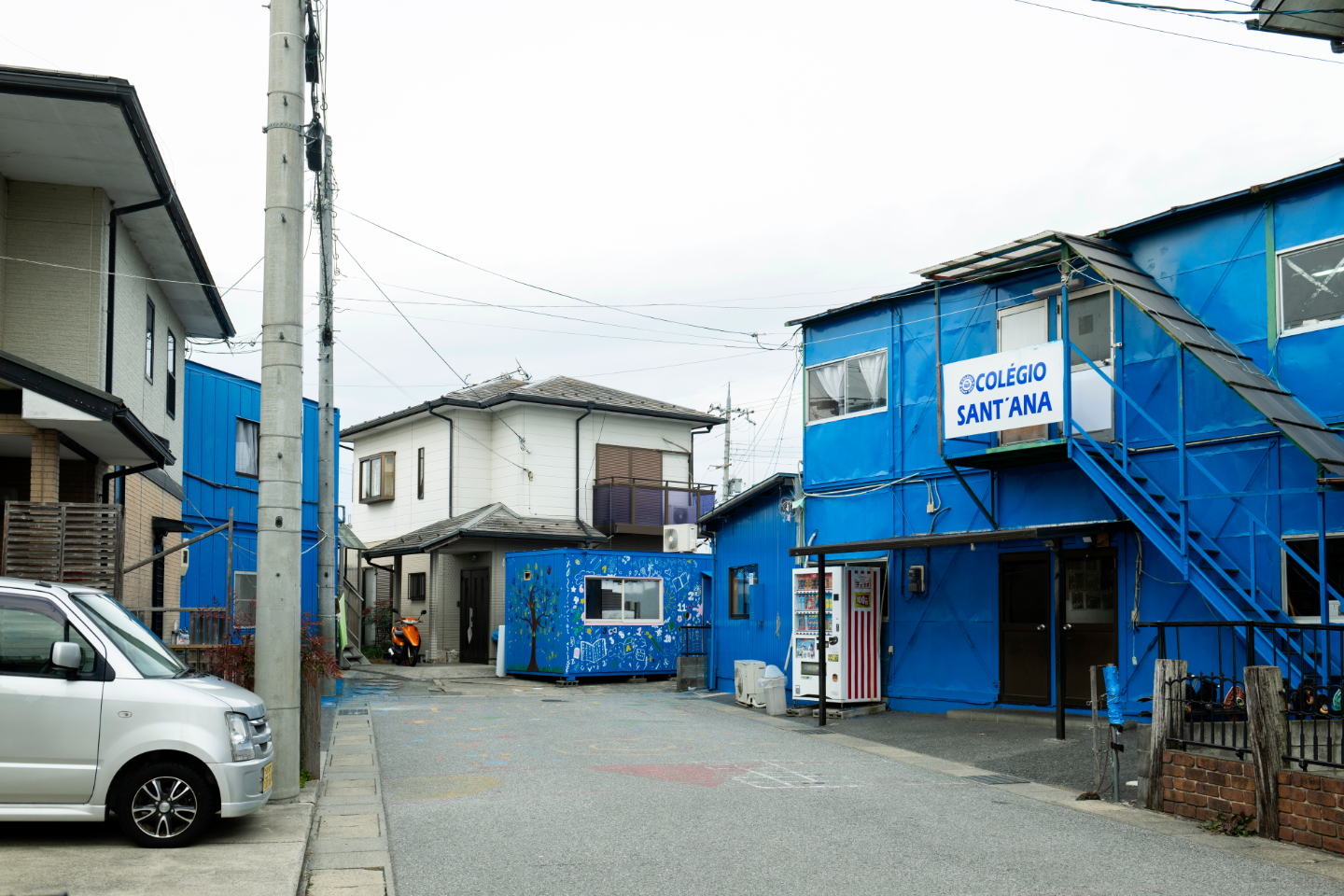 【写真】住宅街の中に建つ鮮やかな青色の建物たち