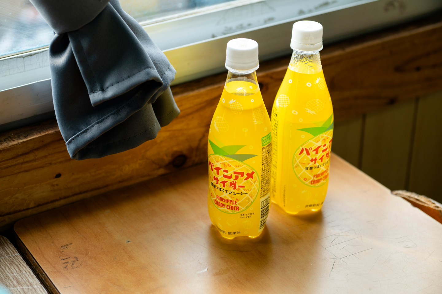 【写真】教室の机の上に置かれたパインアメの炭酸飲料ペットボトル