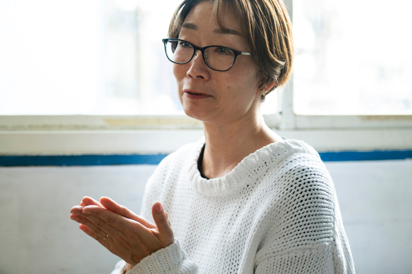 【写真】窓辺の光を受けながら、柳田さんが真剣な表情で話している