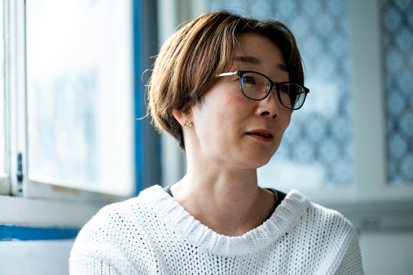 【写真】遠くを見つめる柳田さん。柔らかな自然光が差し込んでいる