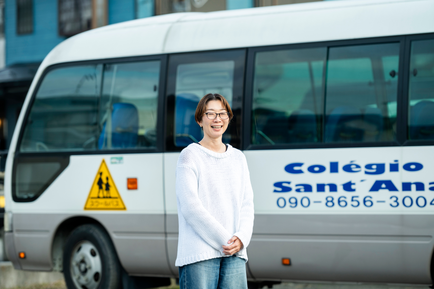 【写真】スクールバスの前に立つ柳田さん