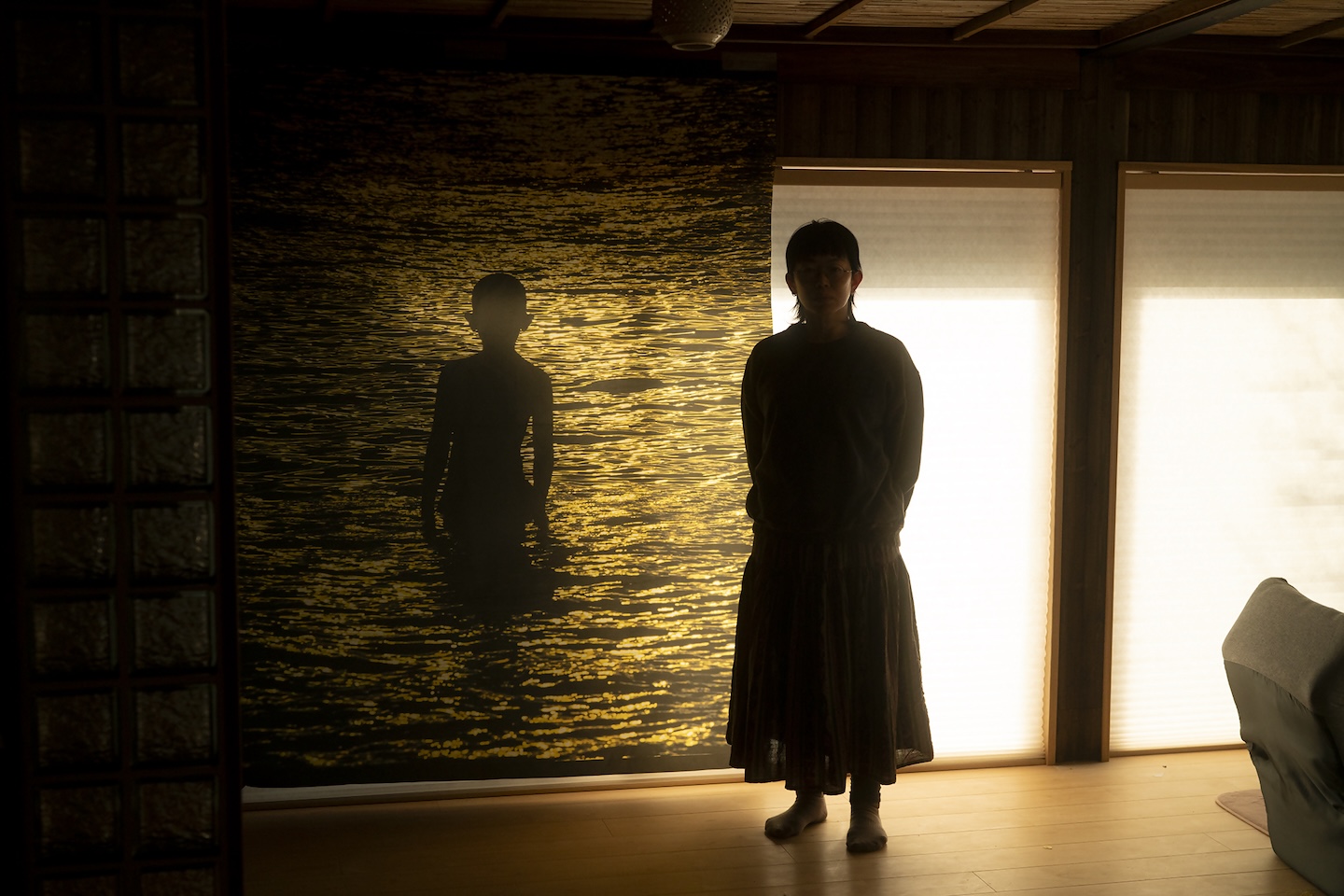 等身大サイズにプリントした齋藤さんの写真が展示されている風景