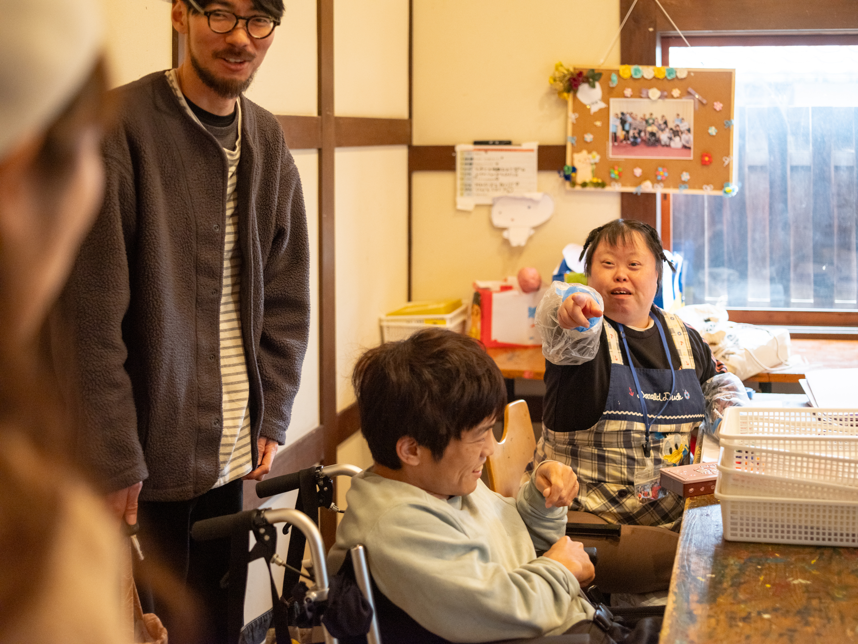 【写真】人差し指で指差し、あだ名をつけるるまきさん