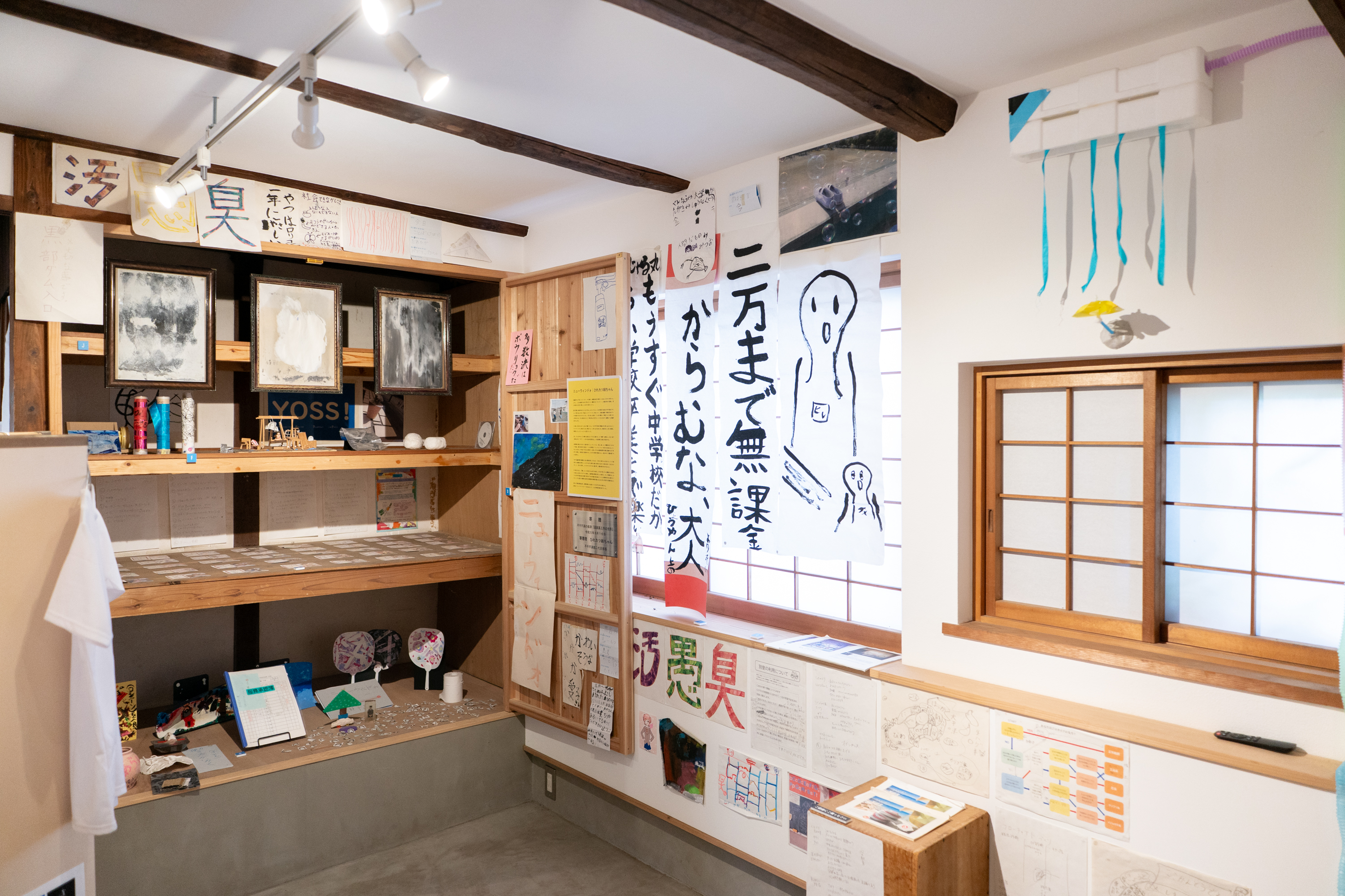 【写真】掛け軸に「にまんまでむかきん」と書かれている