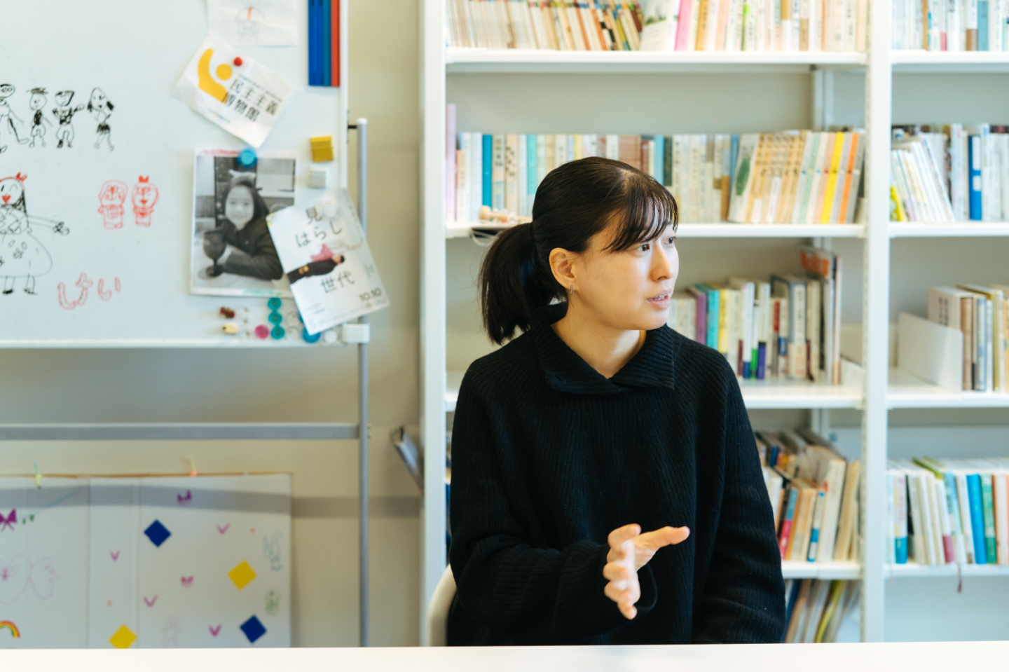 【写真】手のジェスチャーを交えて話す野口さん