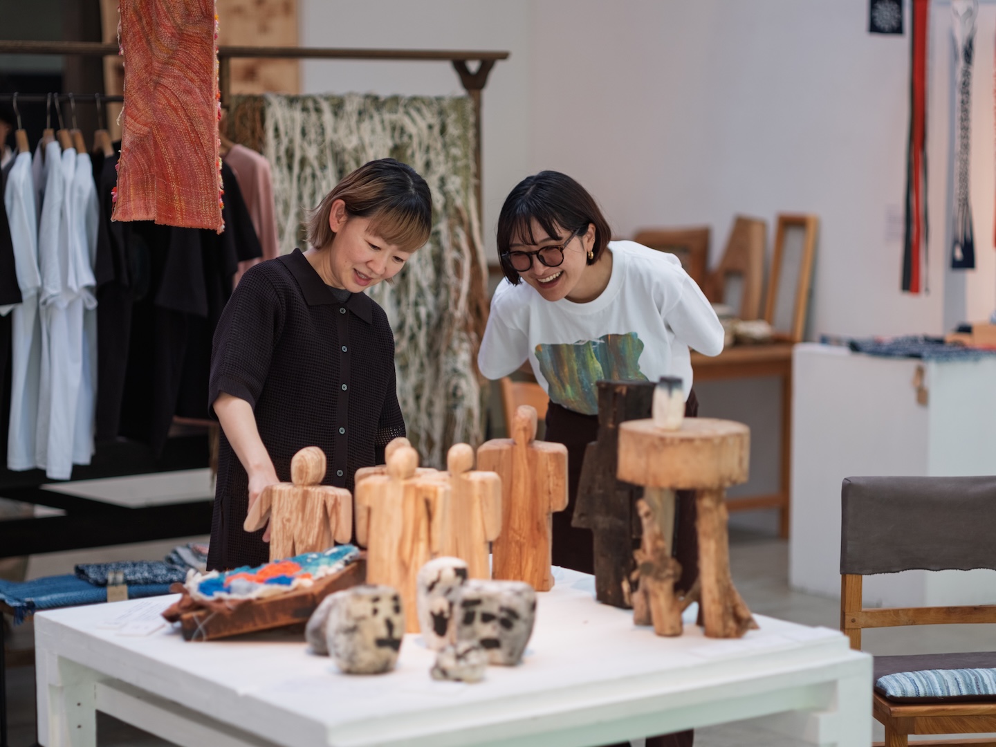 【画像】作品を前に人が話をしながら鑑賞している様子