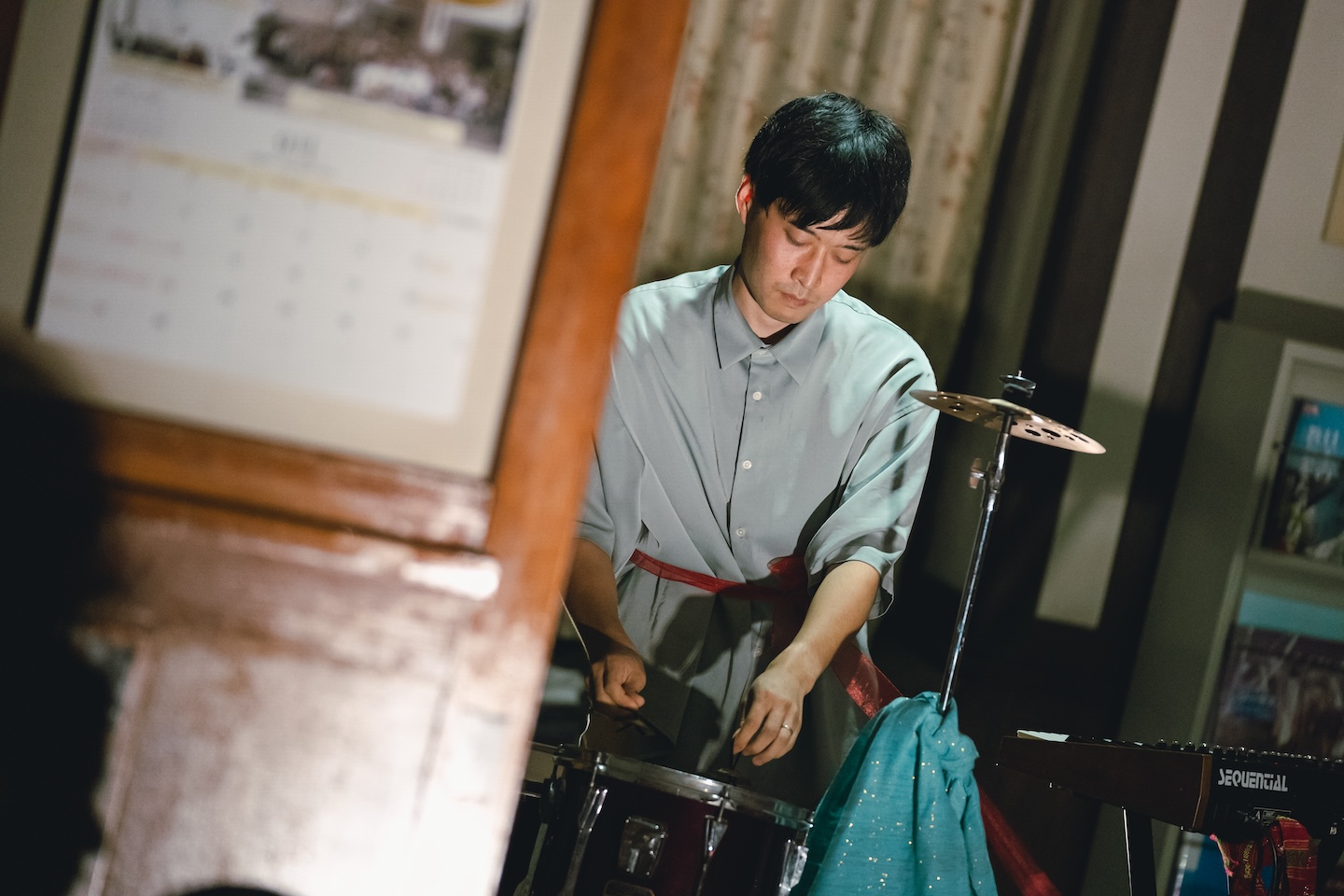 ドラムを叩いている額田さん