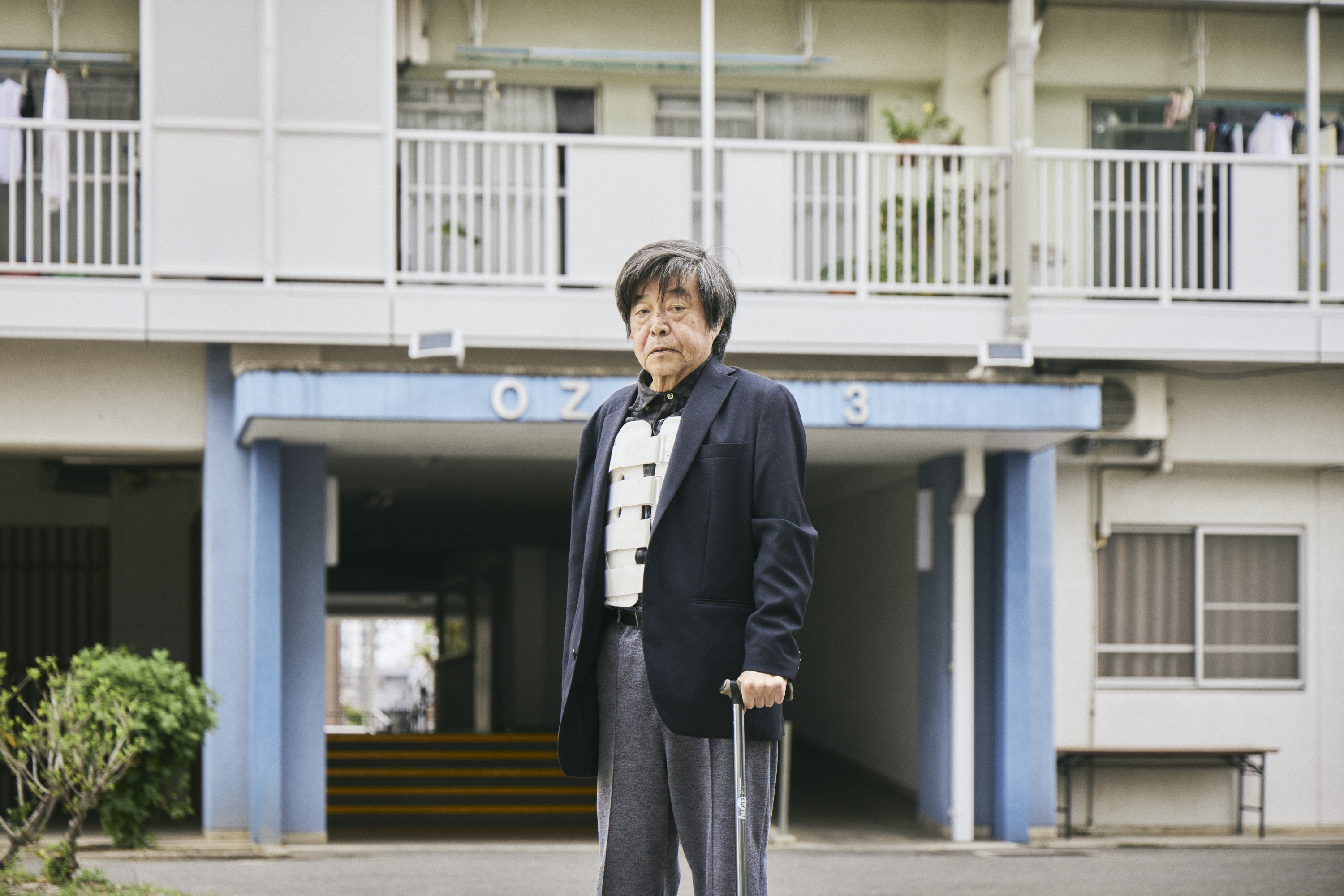 【写真】団地の敷地内に立つさいとうさん