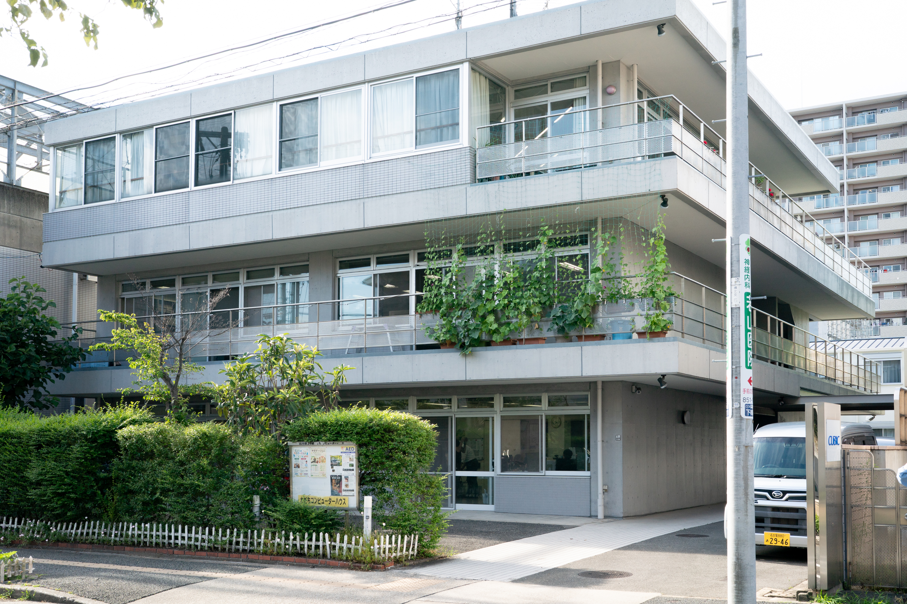 【写真】わだちコンピュータハウスの外観。3階建てになっている