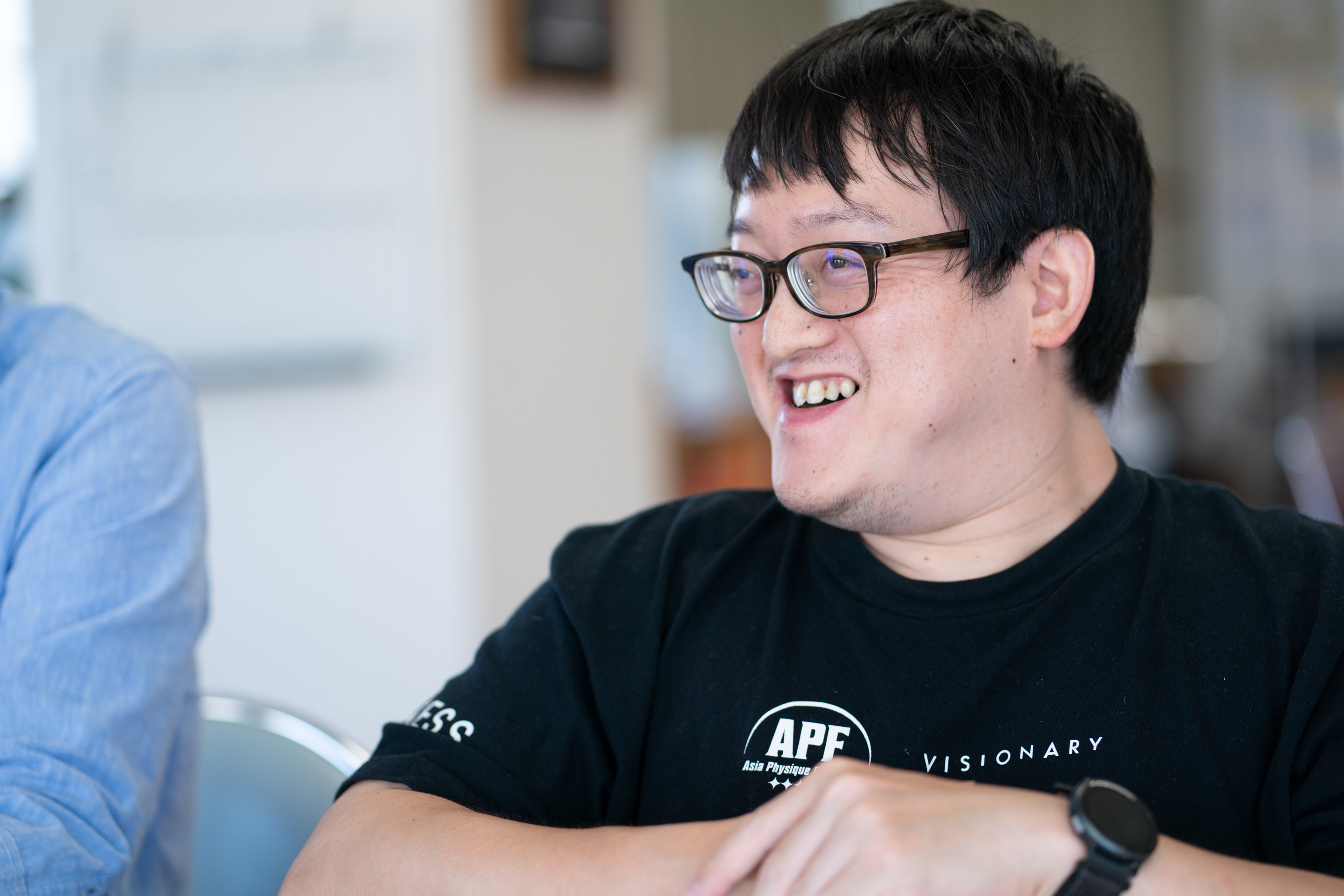 【写真】インタビューにこたえるしばやまさん
