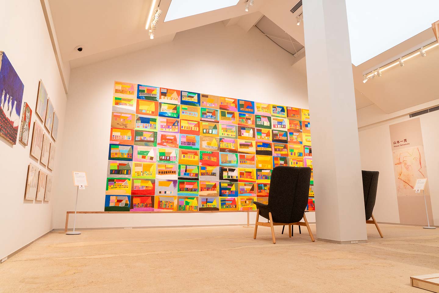 作品がずらりと並んだ展覧会場の写真