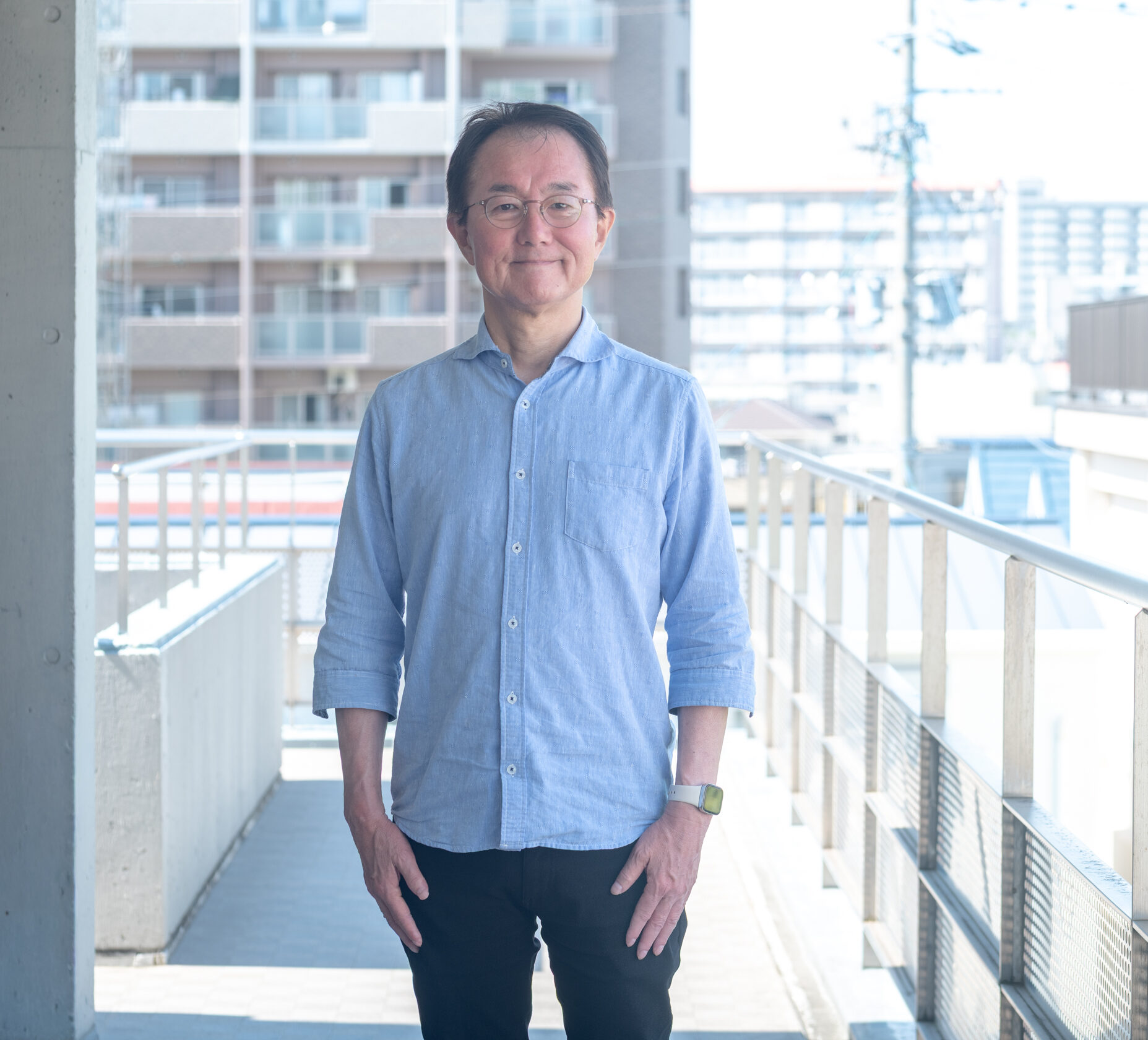 【写真】水色のシャツを着ているみずたにさん。メガネをかけている。