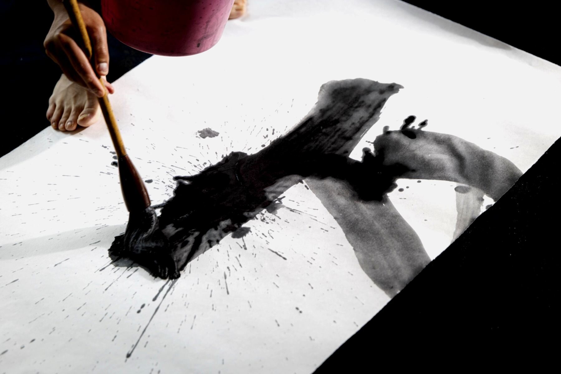 【写真】炭のついた筆で力強く線が描かれた紙