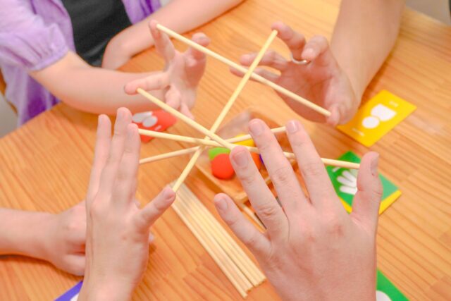 【写真】4本の手の間に、棒が何本も渡っている
